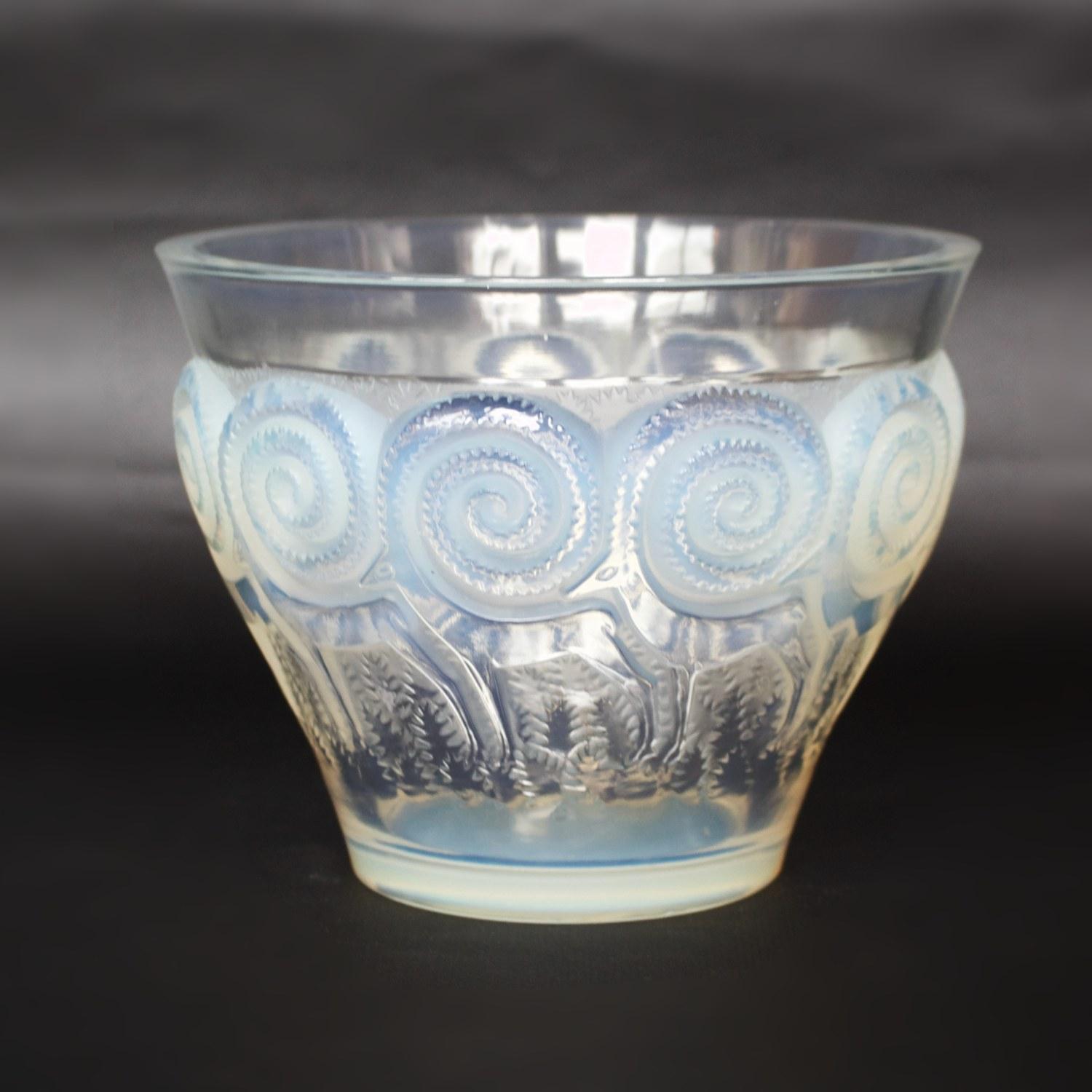 'Rennes' an Art Deco Opalescent Glass Vase by René Lalique In Good Condition In Forest Row, East Sussex