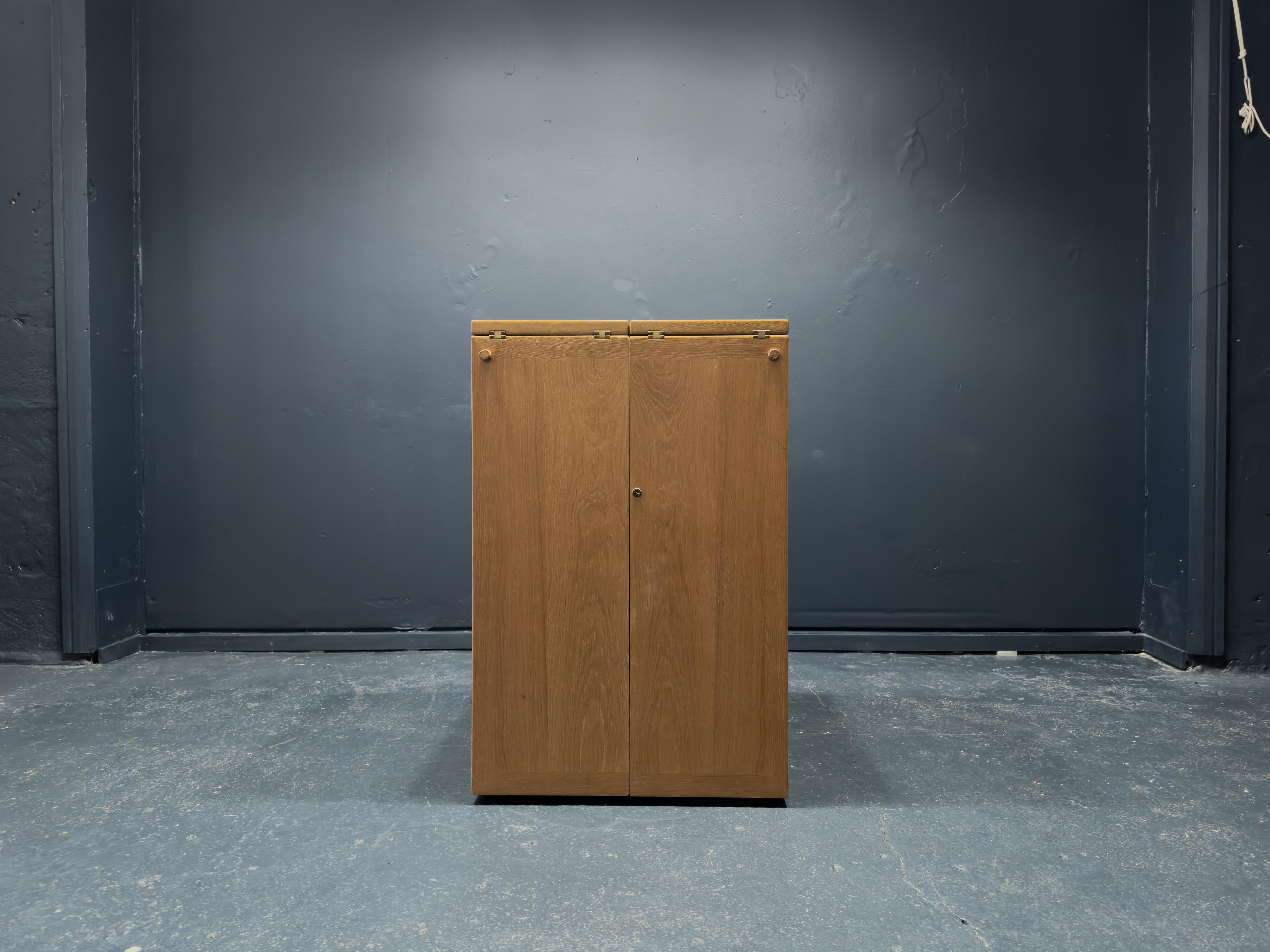 Cette pièce incroyable a été créée par Reno Wahl Iversen, un designer danois, et fabriquée par Dyrlund en 1960-1969.

Il est réalisé dans un superbe placage de chêne, avec un plateau en stratifié noir sur le bar dépliable. Monté sur roulettes, le