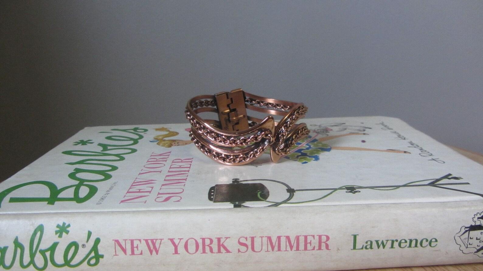 Pulsera de cobre Renoir de los años 50
brazalete con forma curva
diseño de cadena de eslabones soldados
no ajustable

🔮 ¡Esta preciosa pulsera es una maravillosa pieza de la historia de mediados de siglo!

Marcas: Renoir ©

Época: años 50

Estado: