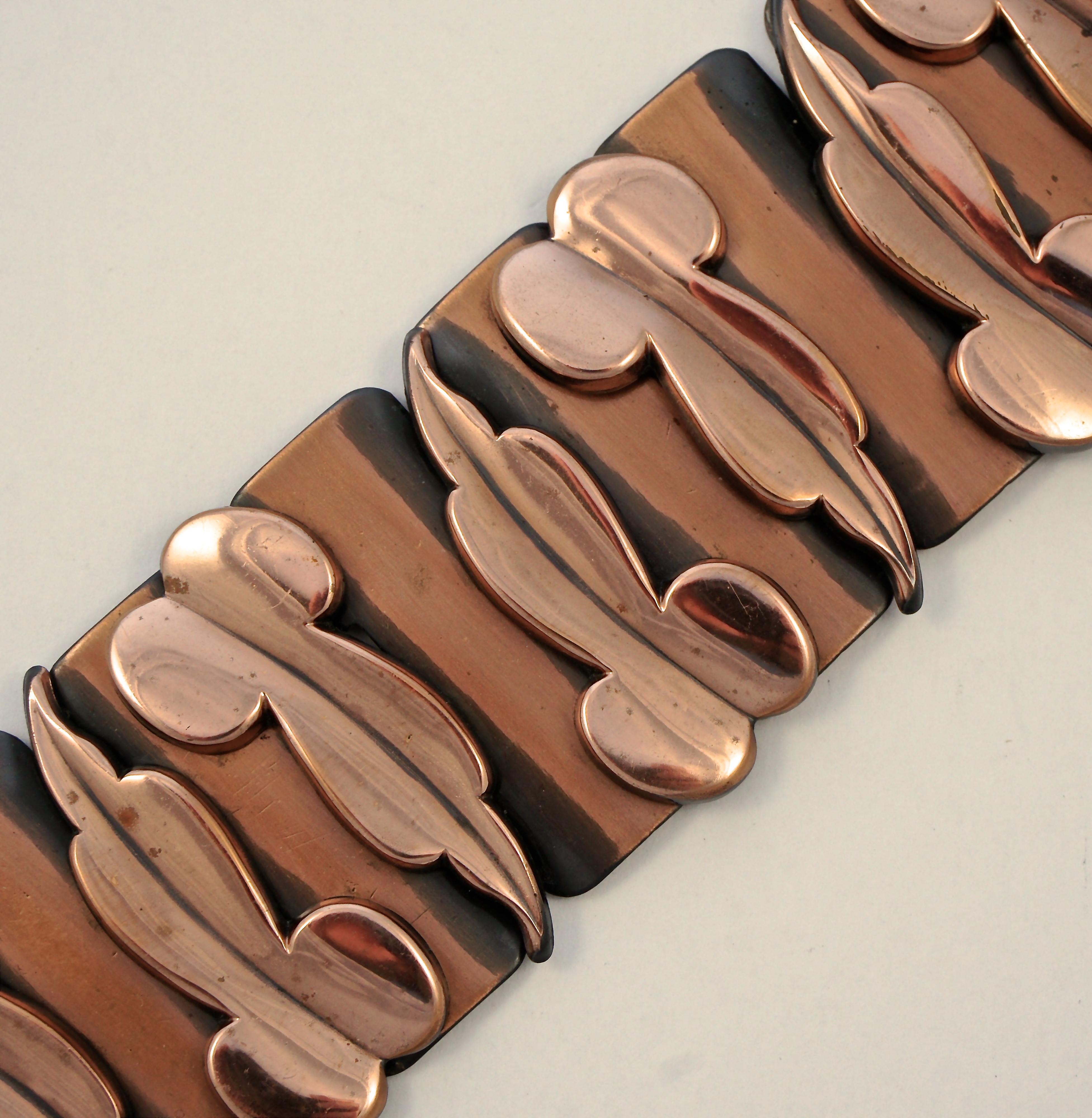 Renoir copper mid century wide link bracelet, featuring a beautiful abstract polished leaf design set in relief to the anodized links. Measuring length 17.78cm / 7 inches by width 4.1cm / 1.6 inches. The fold over clasp works well. The bracelet has