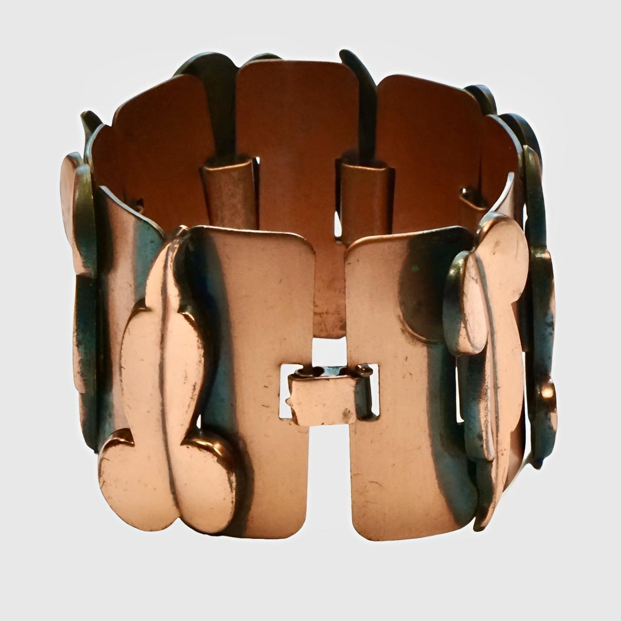 Renoir copper mid century wide link bracelet, featuring a beautiful abstract polished leaf design set in relief to the anodized links. 

Measuring length 17.6 cm / 6.9 inches by width 4.1 cm / 1.6 inches. The fold over clasp works well. The bracelet