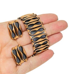 Ensemble composé d'un bracelet manchette géométrique moderniste en cuivre signé Renoir et de boucles d'oreilles à clip