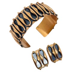 Ensemble composé d'un bracelet manchette géométrique moderniste en cuivre signé Renoir et de boucles d'oreilles à clip