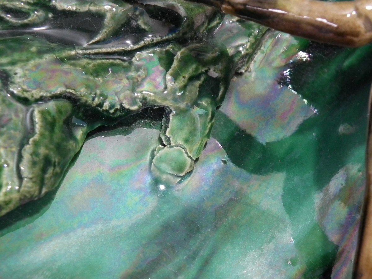 Assiette murale en majolique française de Palissy d'Alfred Renoleau représentant un grand homard et des algues. Coloration : Les couleurs vertes, brunes et noires sont prédominantes. La pièce porte les marques de fabrique de la poterie Alfred