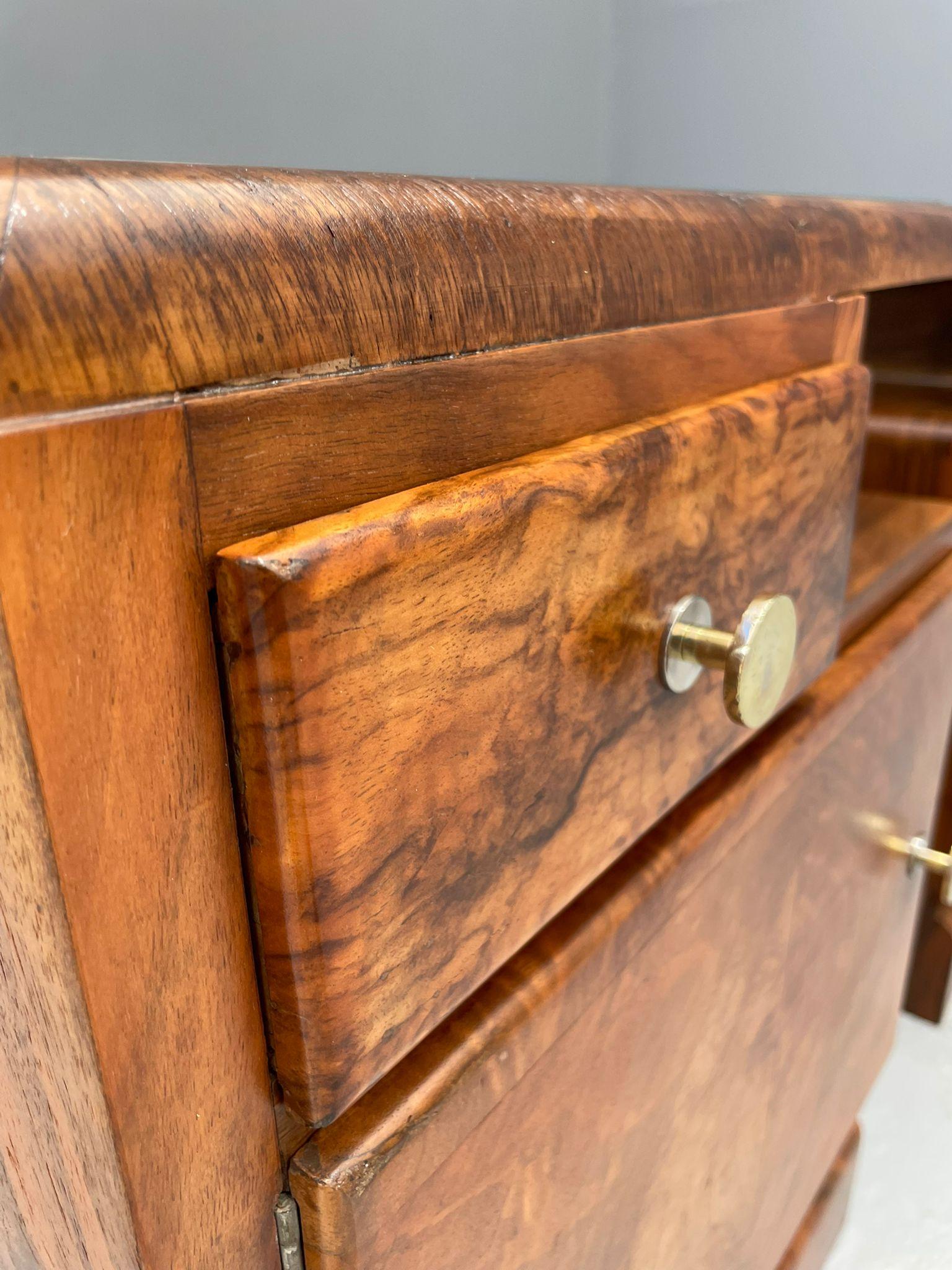 Renovated 1930s Art Deco Bedside Tables – Vintage Czechoslovak Nightstands en vente 5