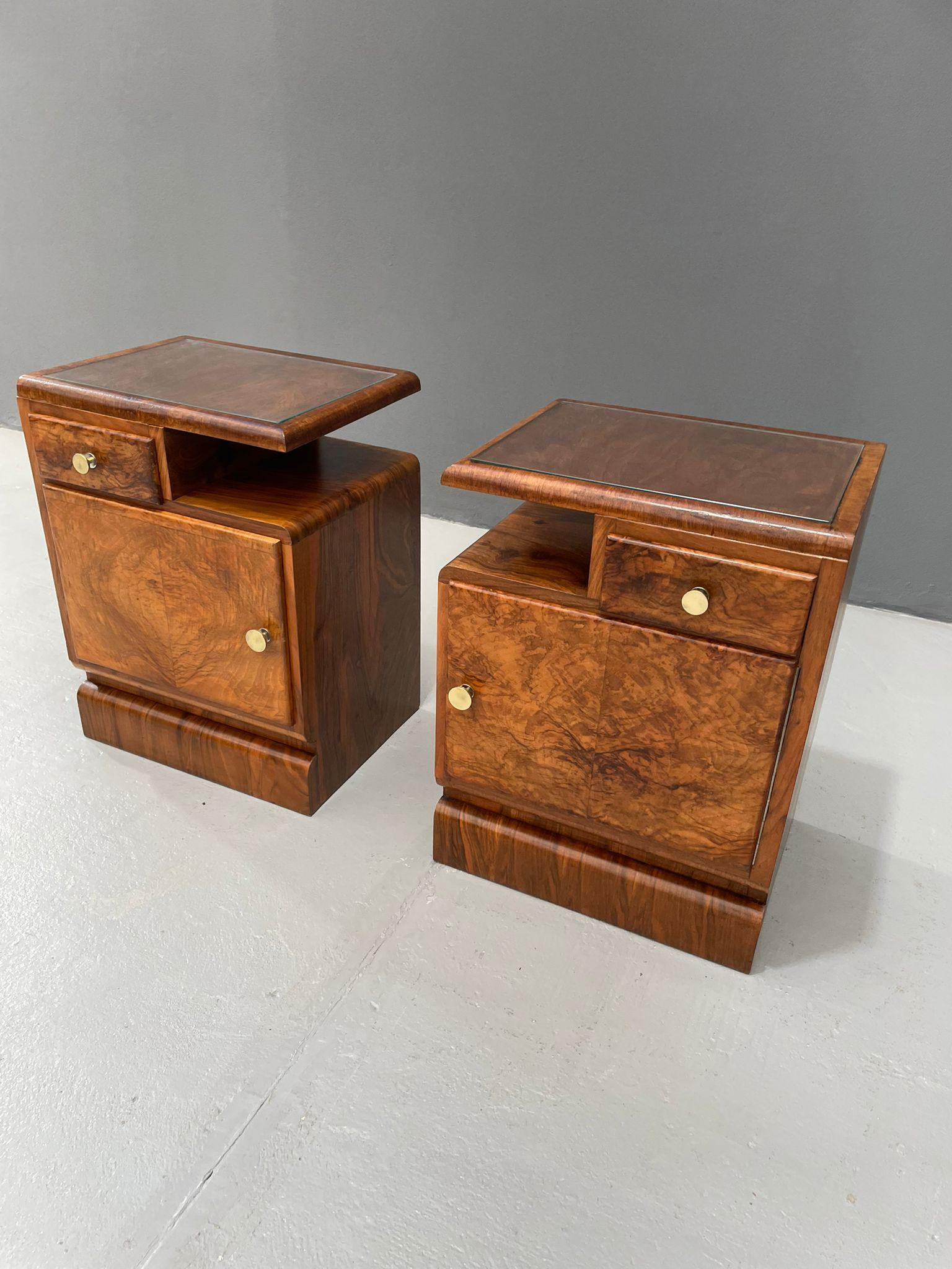 Renovated 1930s Art Deco Bedside Tables – Vintage Czechoslovak Nightstands en vente 8