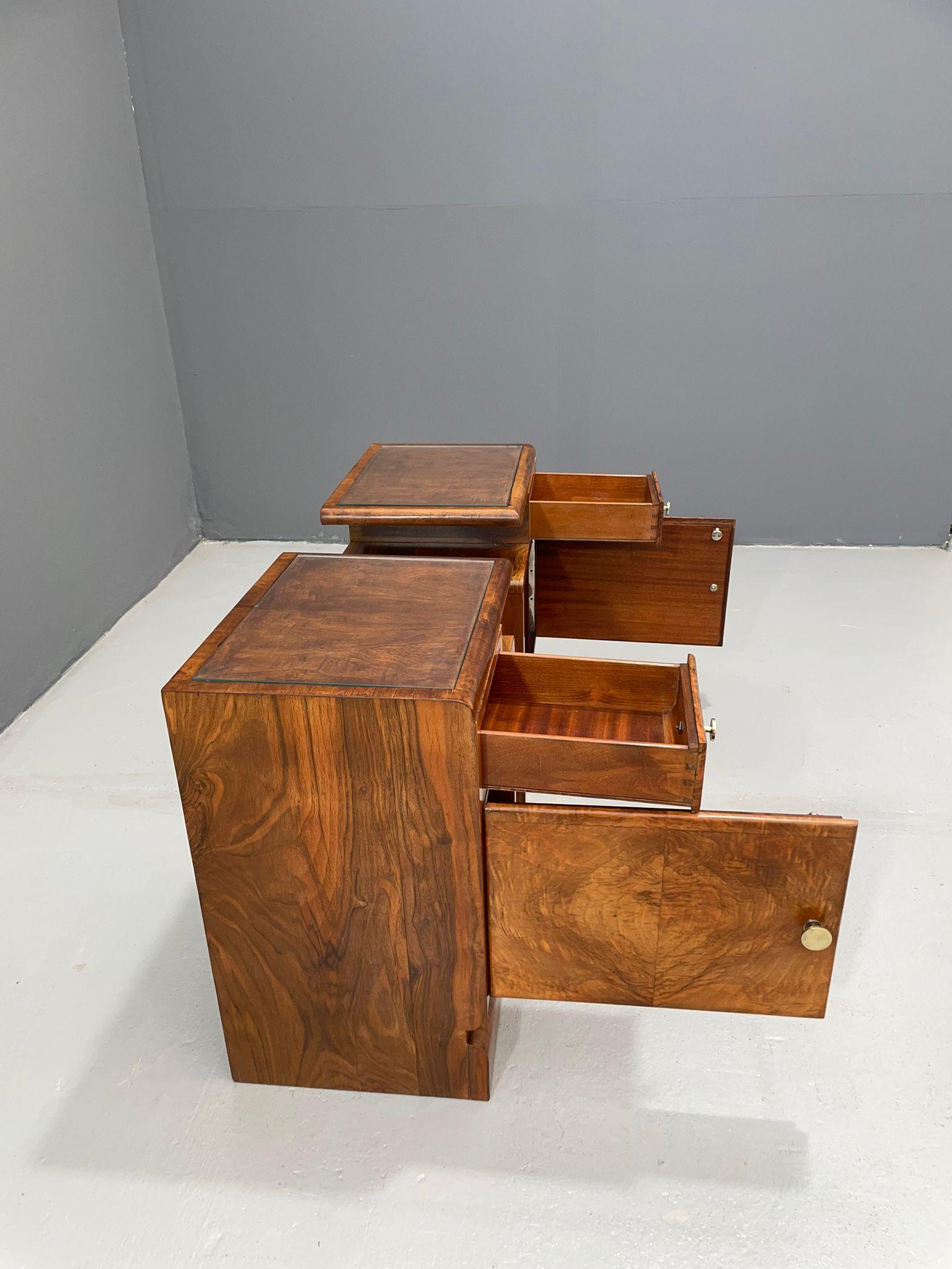 Cette paire de tables de chevet vintage, fabriquée en Tchécoslovaquie vers 1938, illustre la géométrie raffinée et l'élégance de la période Art of Vintage. Les pièces ont récemment fait l'objet d'une rénovation professionnelle complète, comprenant