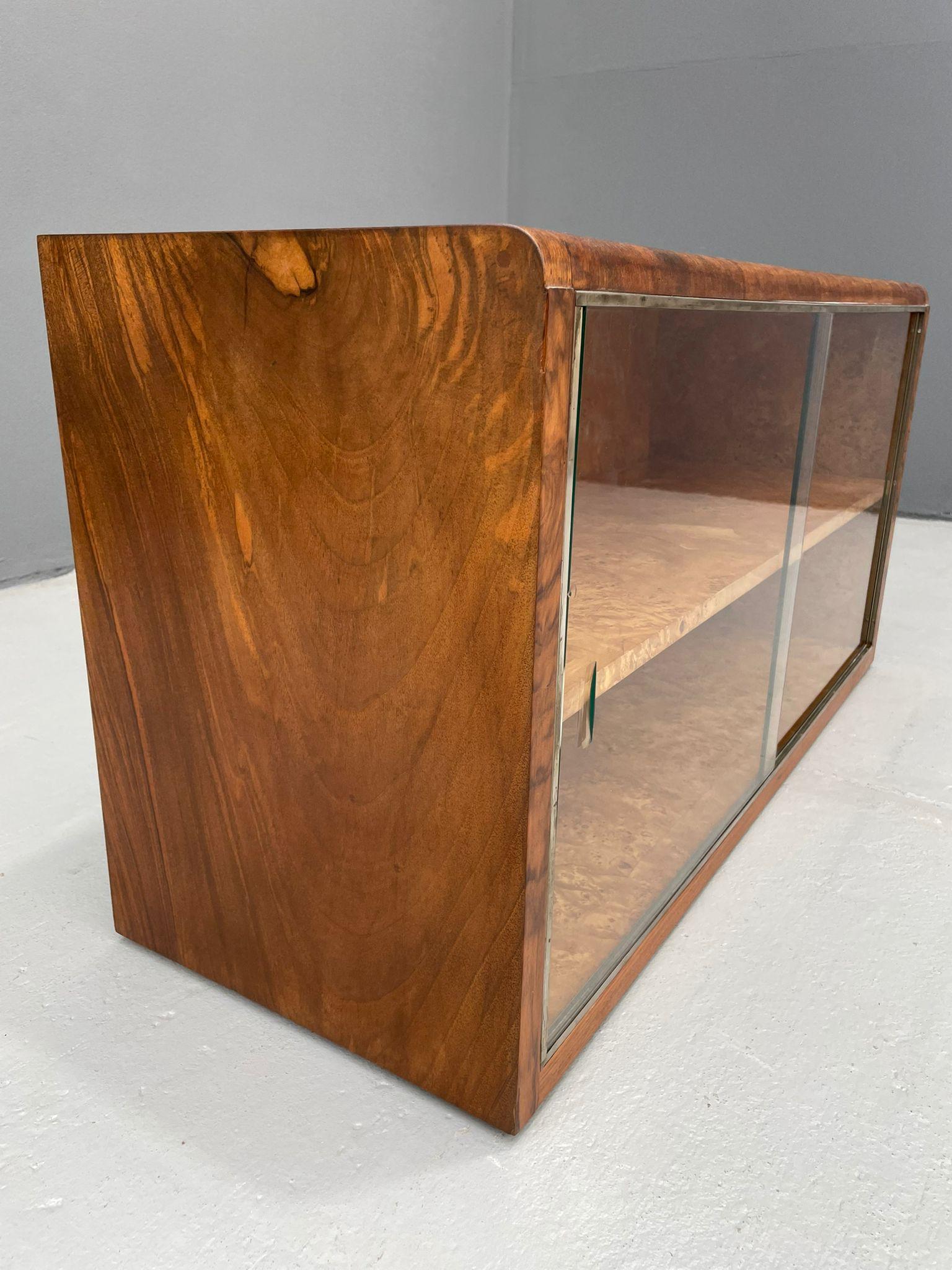 Vitrine rénovée Art Déco 1930 - Console TV en placage de noyer tchèque en vente 3