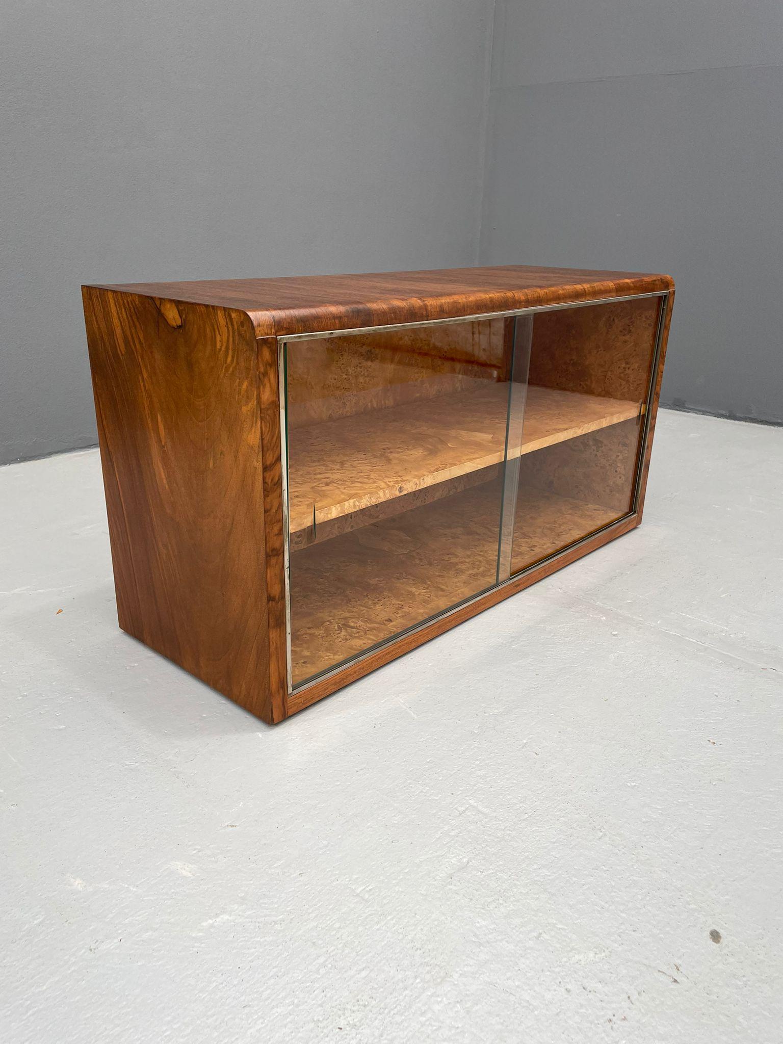 Vitrine rénovée Art Déco 1930 - Console TV en placage de noyer tchèque en vente 4