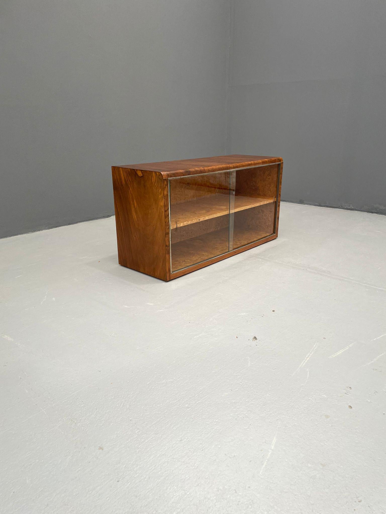 Vitrine rénovée Art Déco 1930 - Console TV en placage de noyer tchèque en vente 5