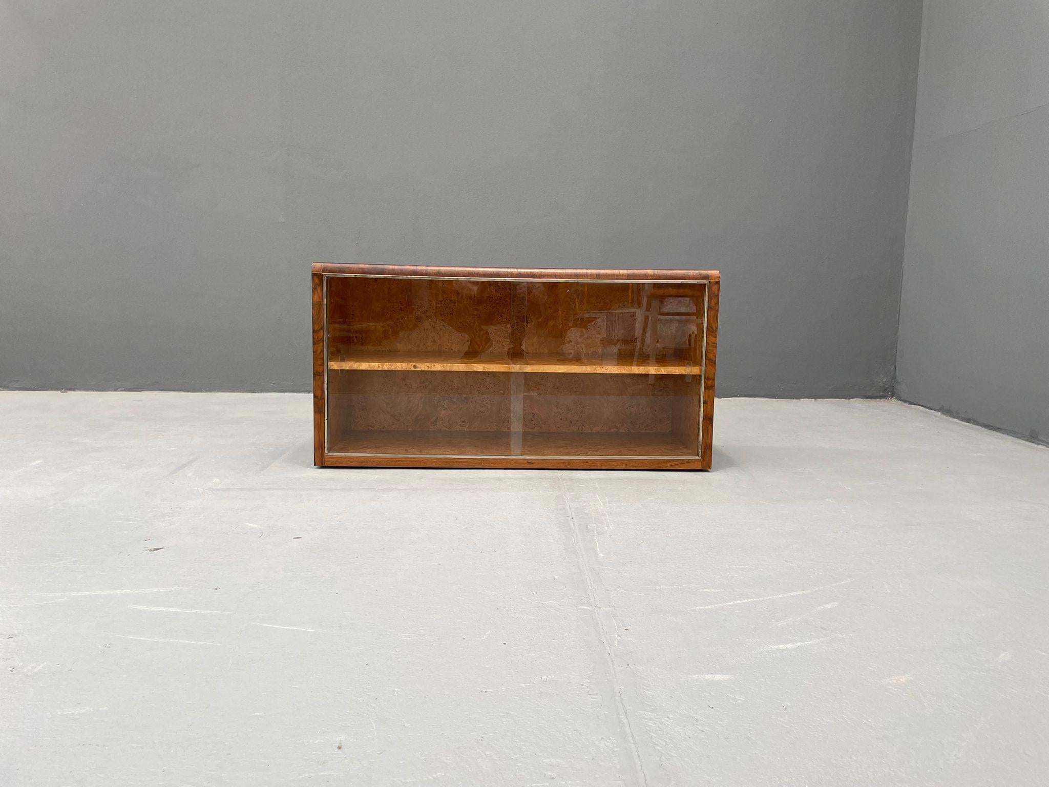 Vitrine rénovée Art Déco 1930 - Console TV en placage de noyer tchèque en vente 6