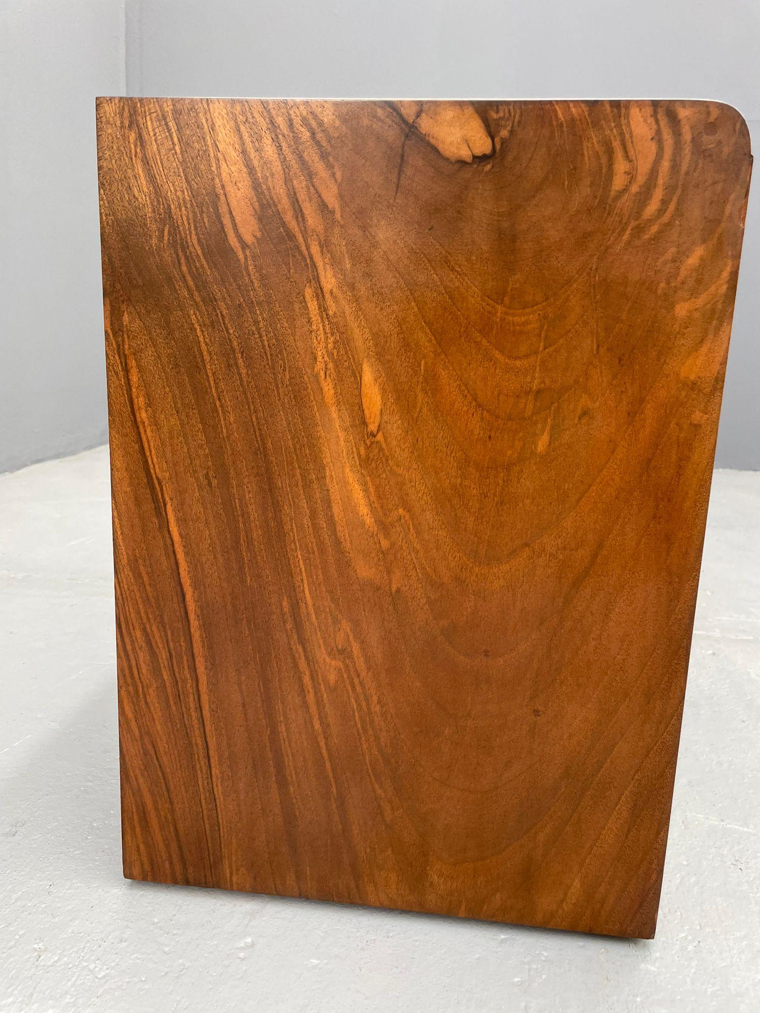 Vitrine rénovée Art Déco 1930 - Console TV en placage de noyer tchèque en vente 7