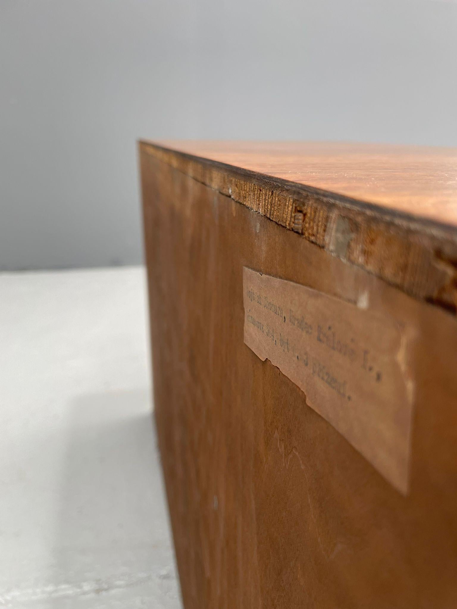 Mid-Century Modern Vitrine rénovée Art Déco 1930 - Console TV en placage de noyer tchèque en vente