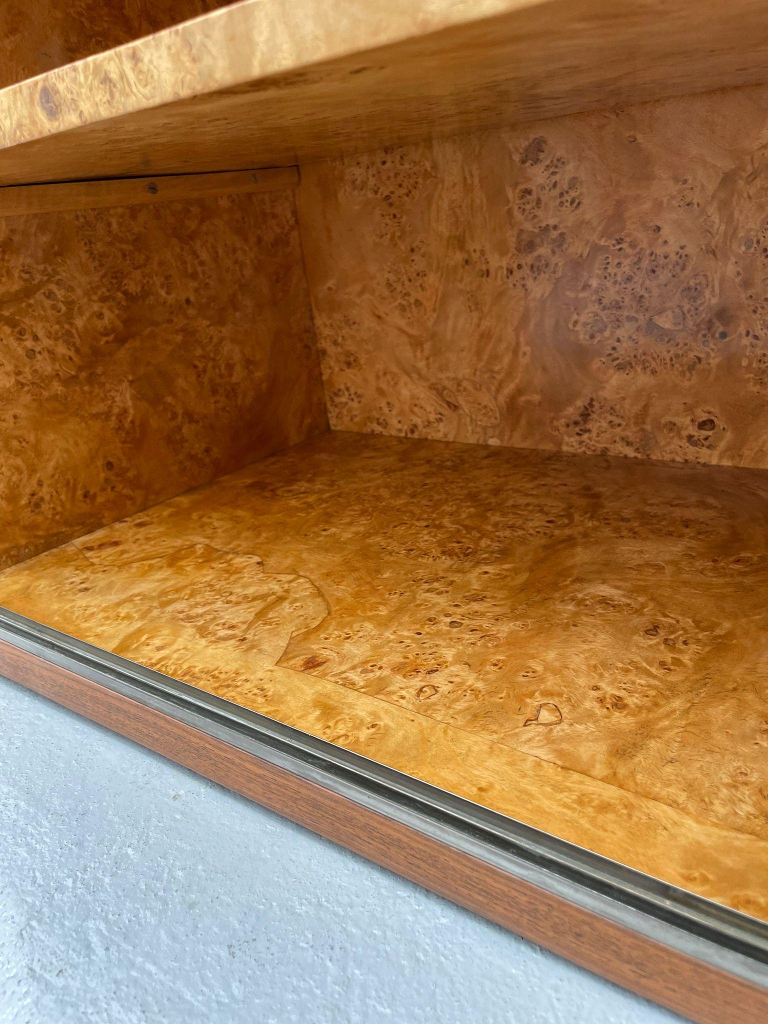 Tchèque Vitrine rénovée Art Déco 1930 - Console TV en placage de noyer tchèque en vente