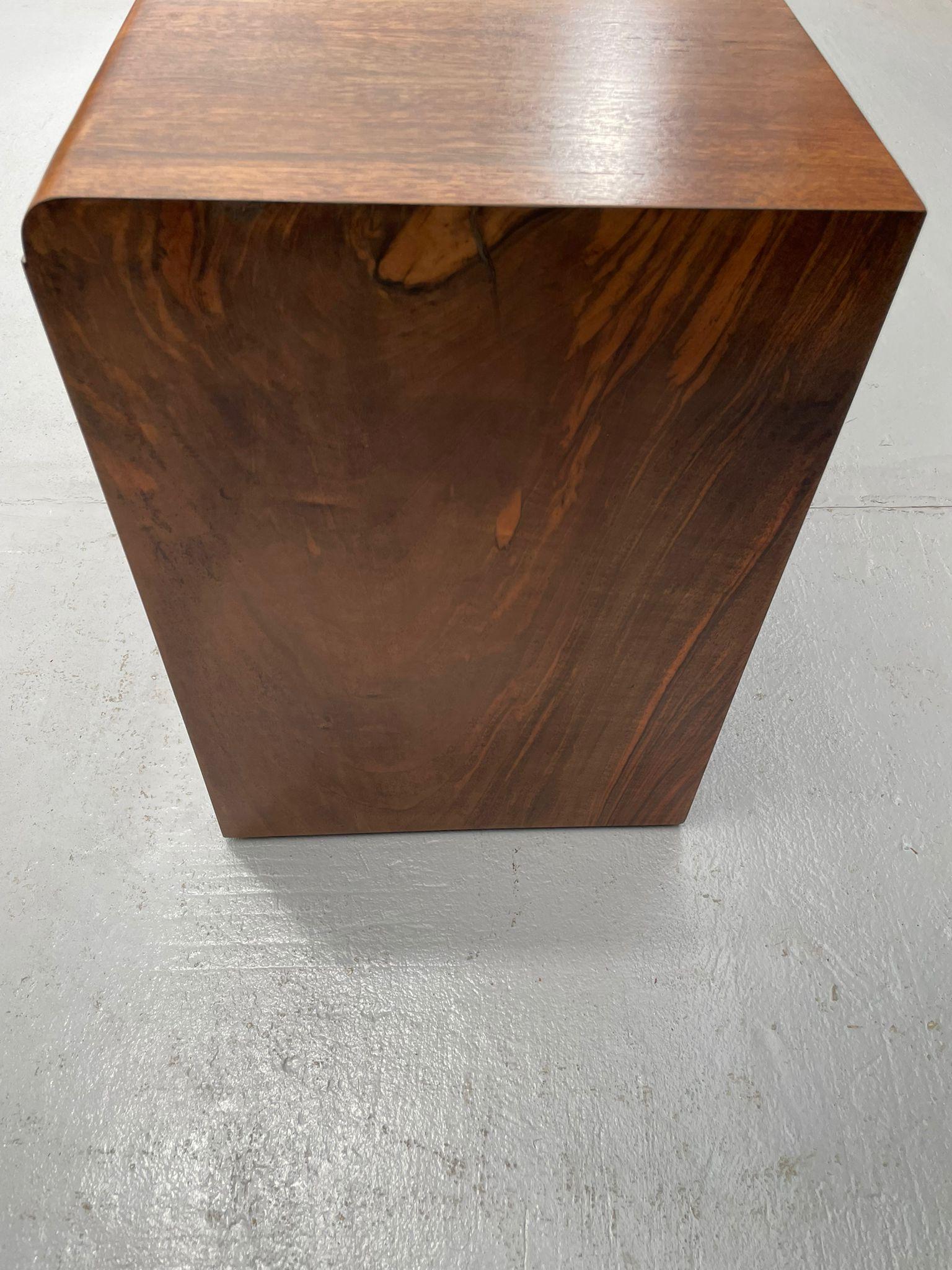 20ième siècle Vitrine rénovée Art Déco 1930 - Console TV en placage de noyer tchèque en vente