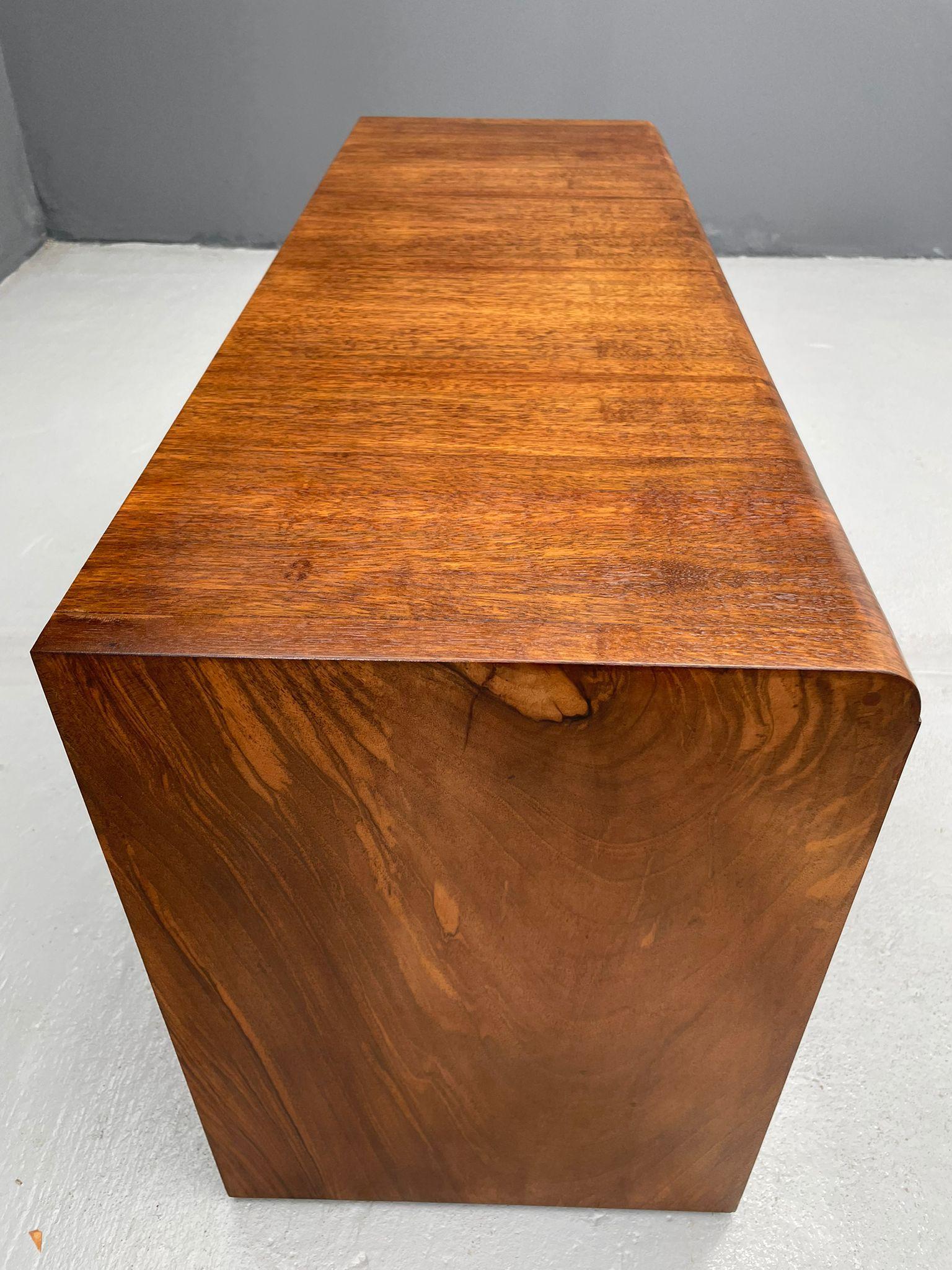 Bois Vitrine rénovée Art Déco 1930 - Console TV en placage de noyer tchèque en vente