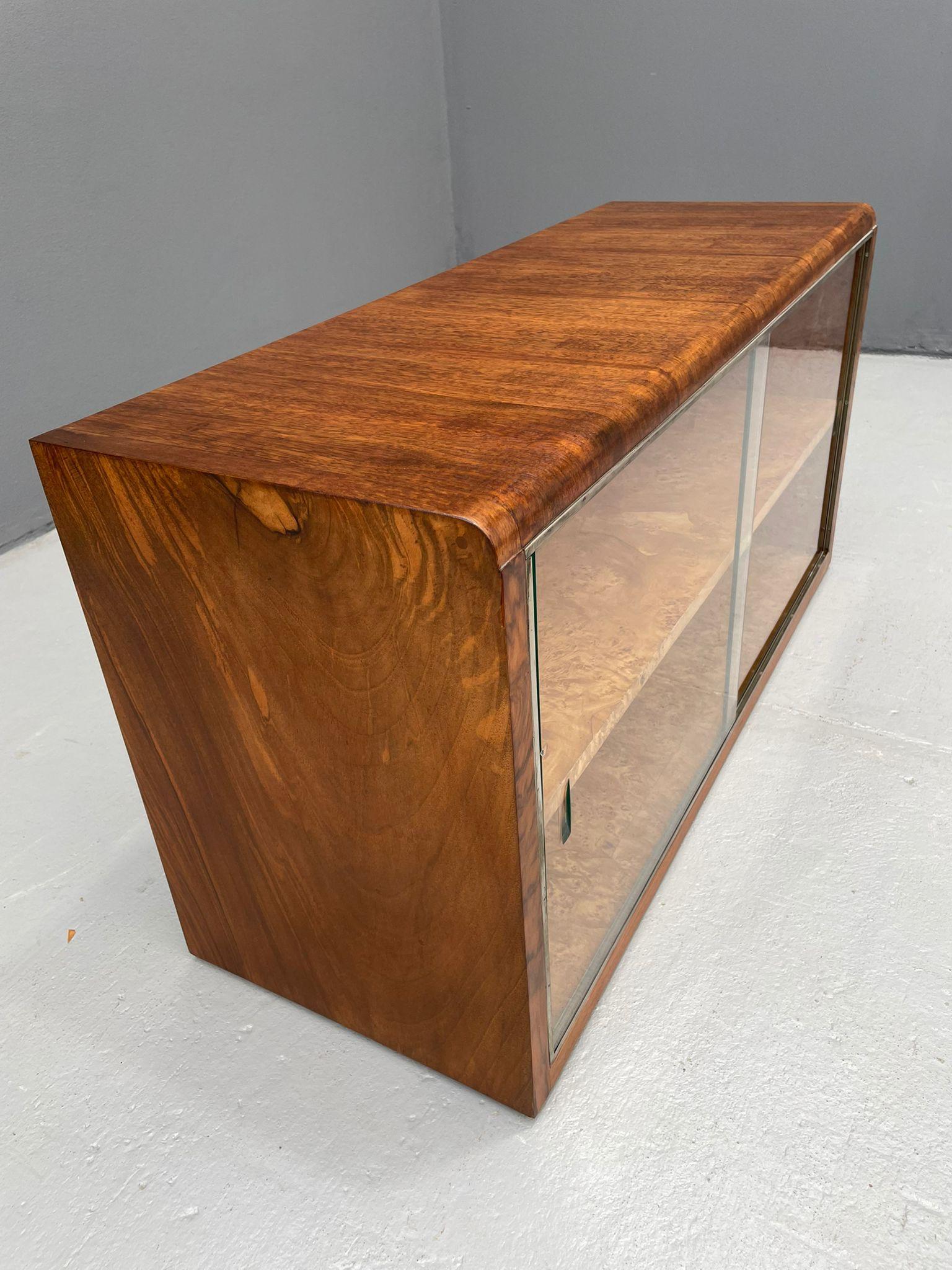 Vitrine rénovée Art Déco 1930 - Console TV en placage de noyer tchèque en vente 2