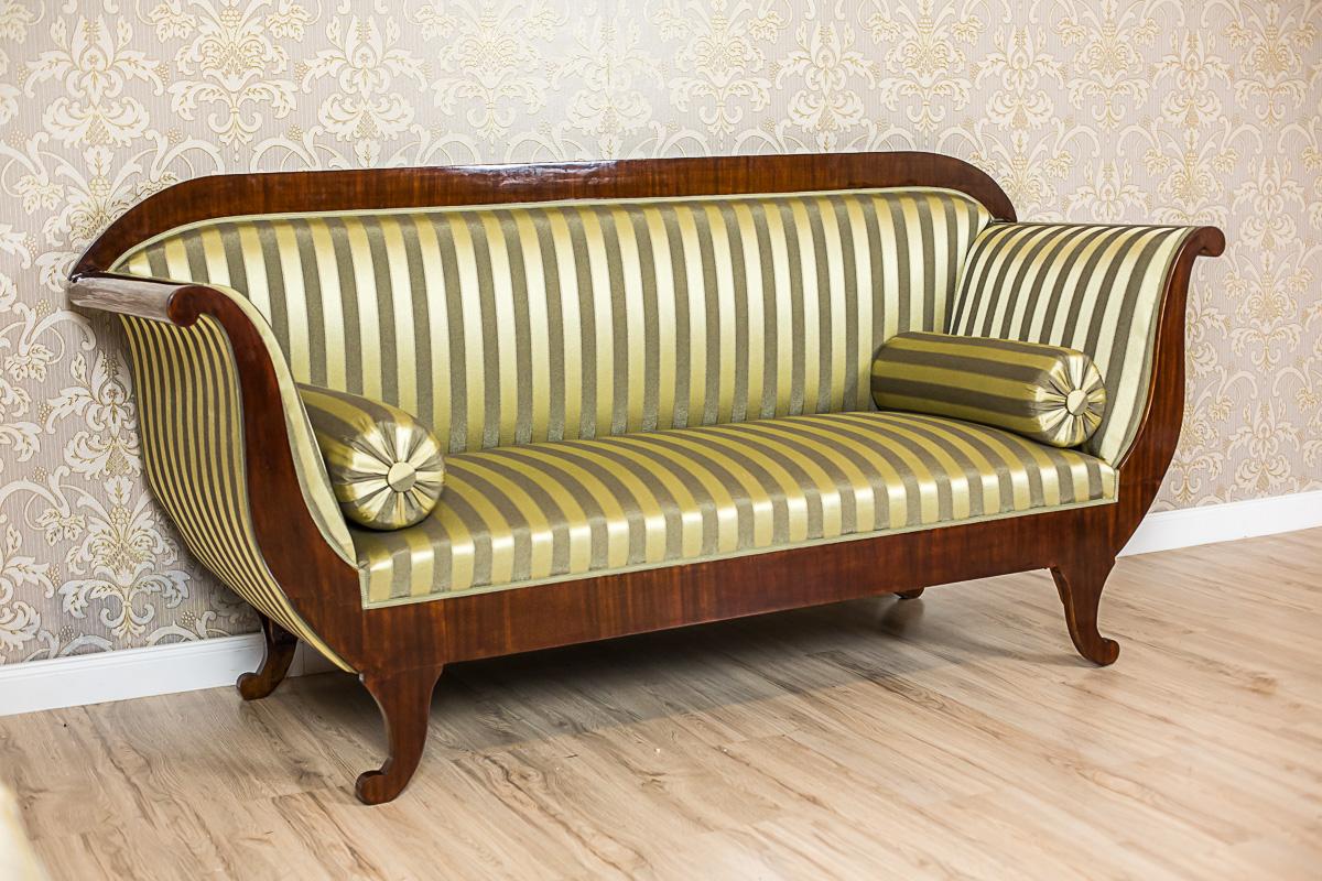 We present you this antique sofa, circa 1860, in the Biedermeier style.
This article of furniture is in mahogany veneer; with a spring seat.
The shape is classic, simple, Biedermeier, with the armrests rolled outwards, and the retracted legs that