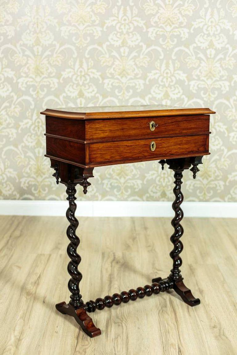 We present you this sewing table, circa 1890/1900, in the Eclectic style.
Made in mahogany wood, the top and sides are veneered with mahogany.
There are two drawers, which are separated with a profiled band and a liftable,
profiled top with a mirror