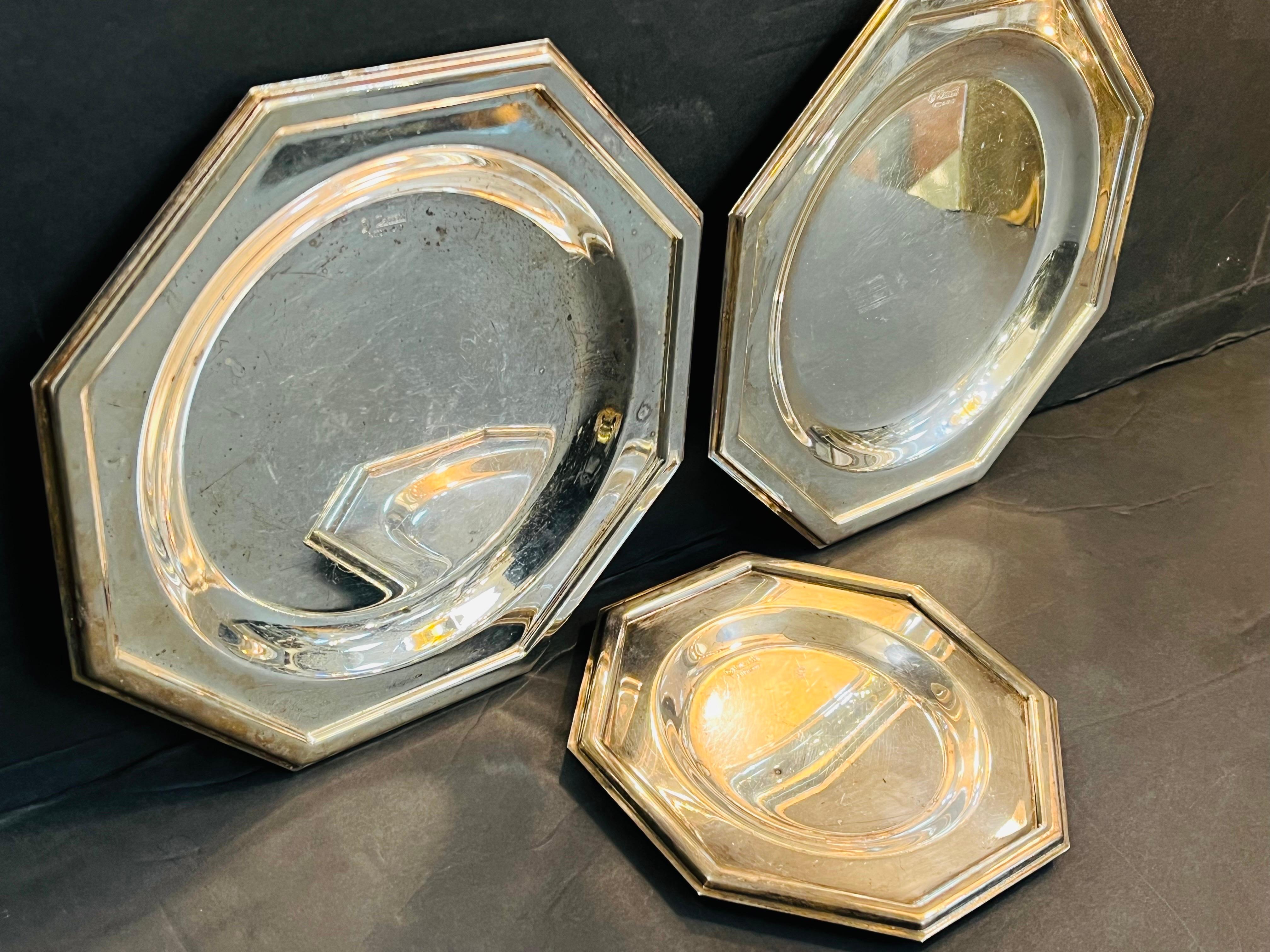 Renzo Cassetti Italian Mcm Silver Plate Set of Three Vintage Octagonal Platters In Fair Condition For Sale In Atlanta, GA