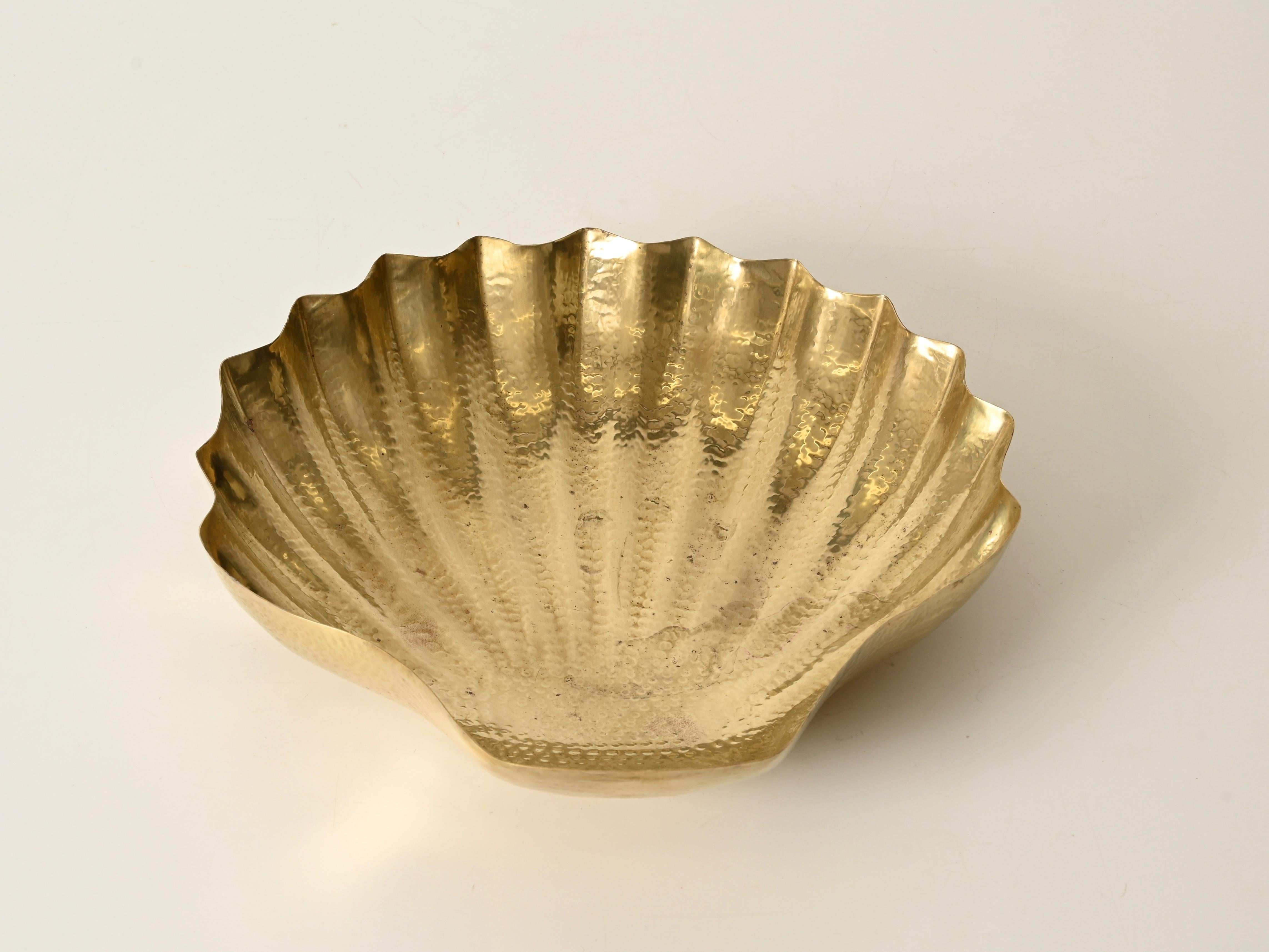 Renzo Cassetti Große muschelförmige Schale aus handgehämmertem Messing, Italien, 1970er Jahre im Angebot 6