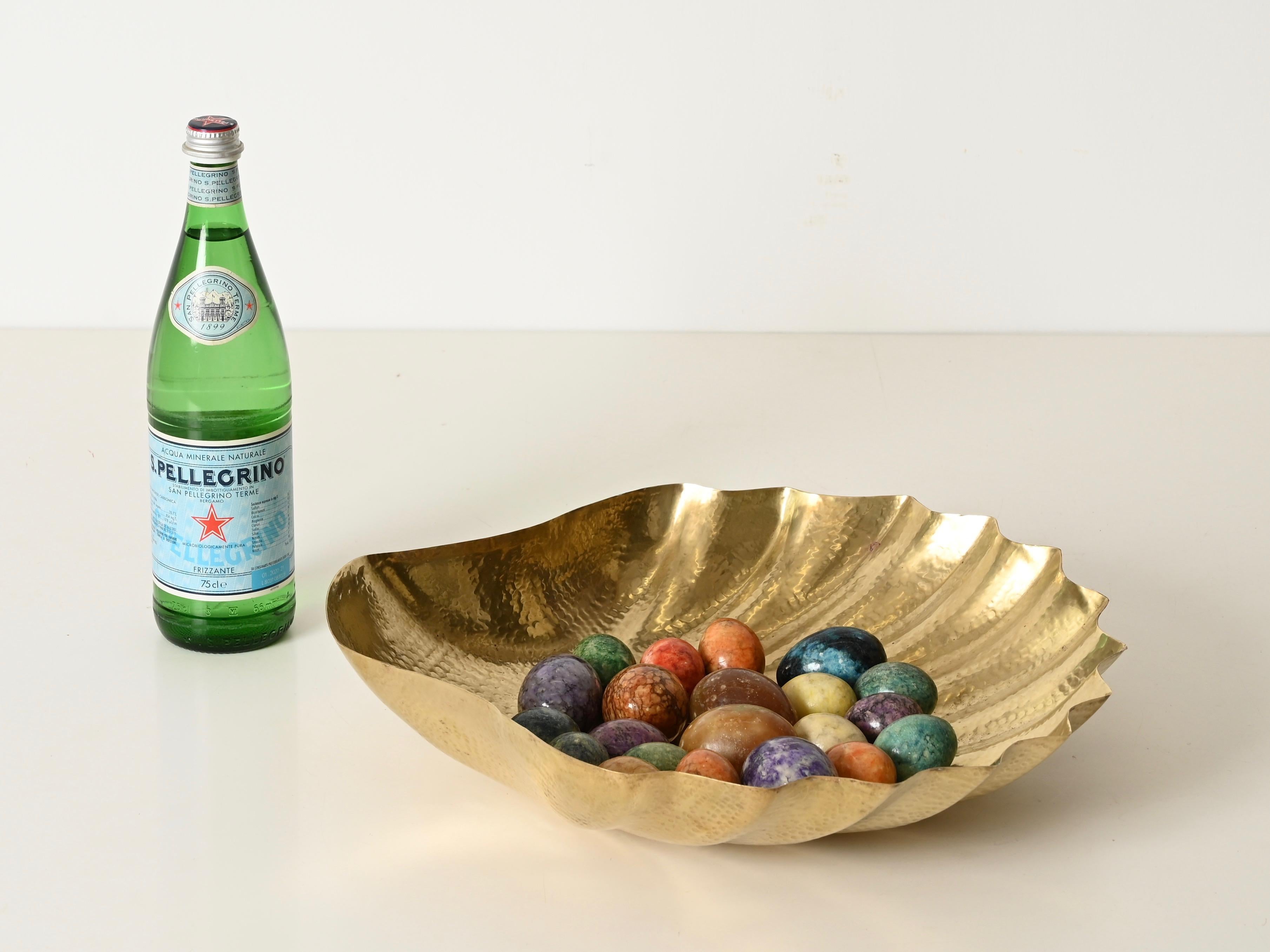 Wunderschöner, sehr großer muschelförmiger Tafelaufsatz aus handgehämmertem Messing. Dieses Einzelstück wurde in den 1970er Jahren von Renzo Cassetti in Italien hergestellt.

In erstaunlichem Zustand und mit einer herrlichen warmen goldenen Patina.