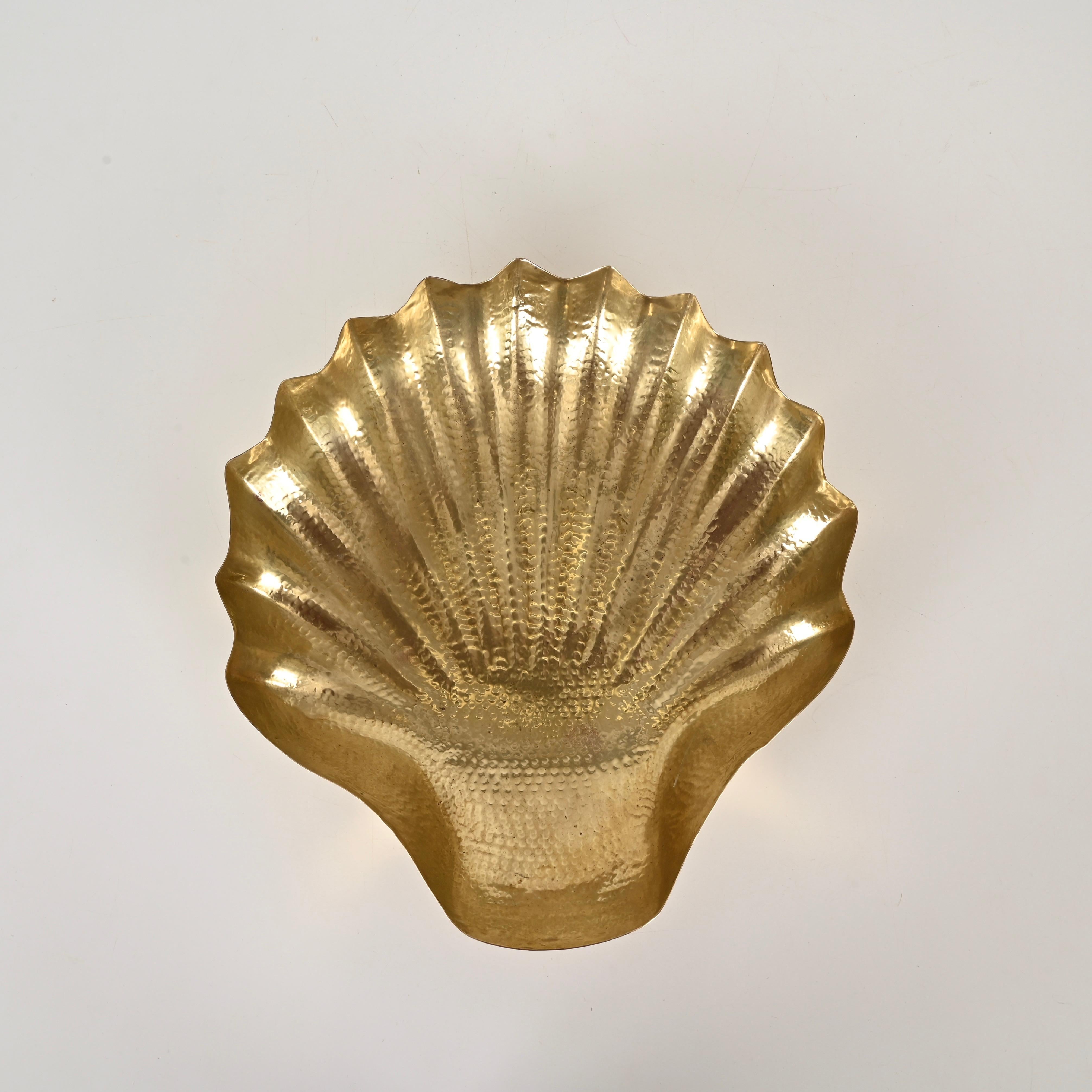 Renzo Cassetti Große muschelförmige Schale aus handgehämmertem Messing, Italien, 1970er Jahre (Moderne der Mitte des Jahrhunderts) im Angebot