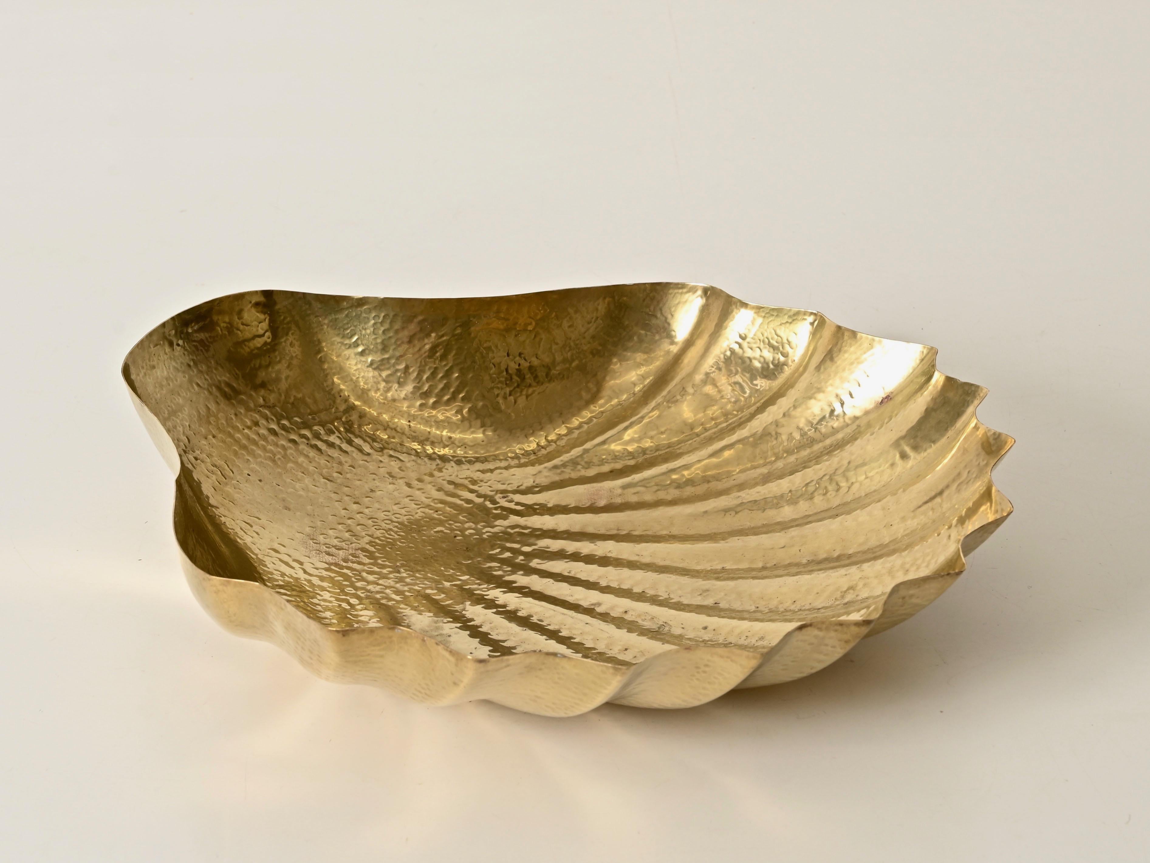 Renzo Cassetti Große muschelförmige Schale aus handgehämmertem Messing, Italien, 1970er Jahre (Italienisch) im Angebot