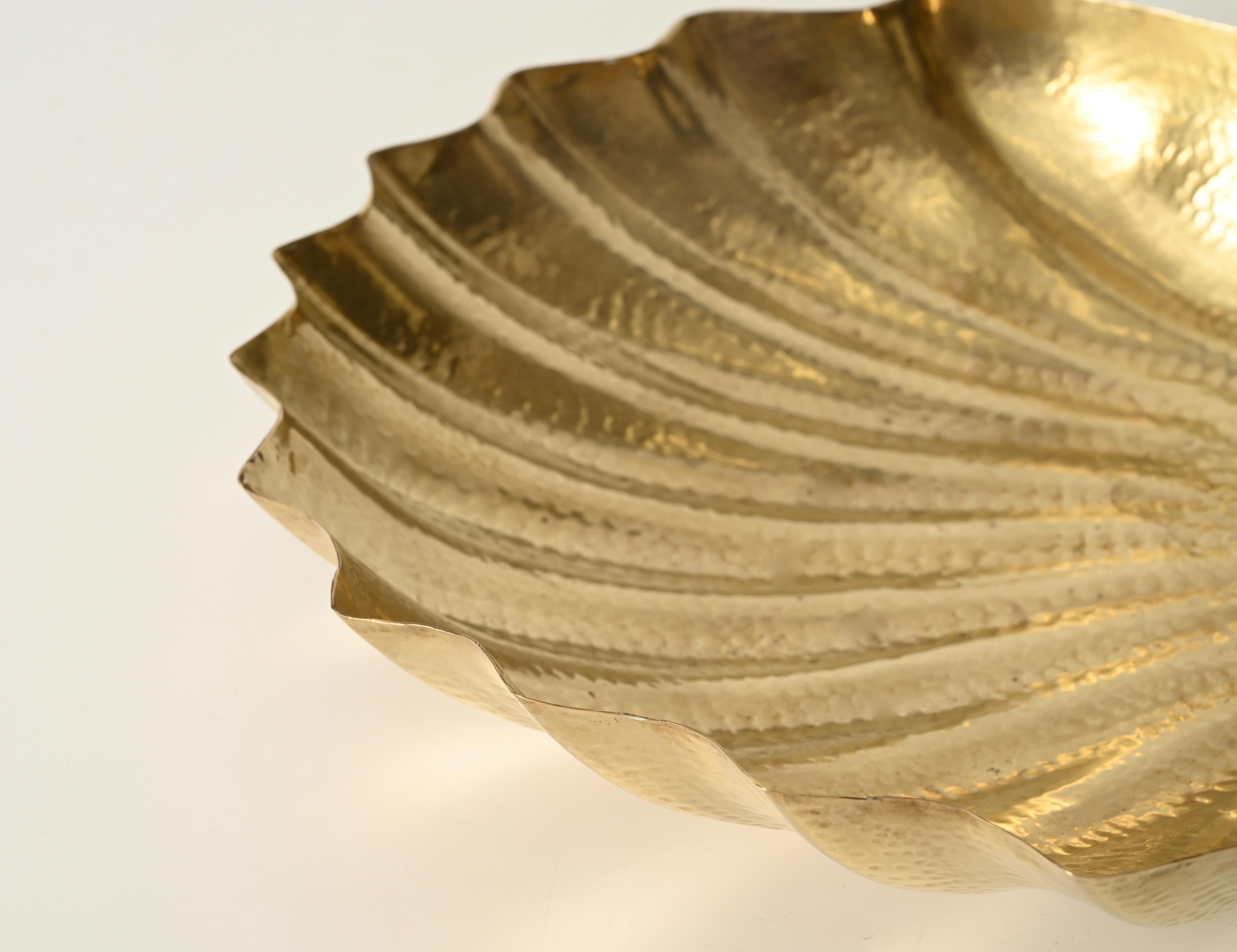 Renzo Cassetti Große muschelförmige Schale aus handgehämmertem Messing, Italien, 1970er Jahre (Gehämmert) im Angebot