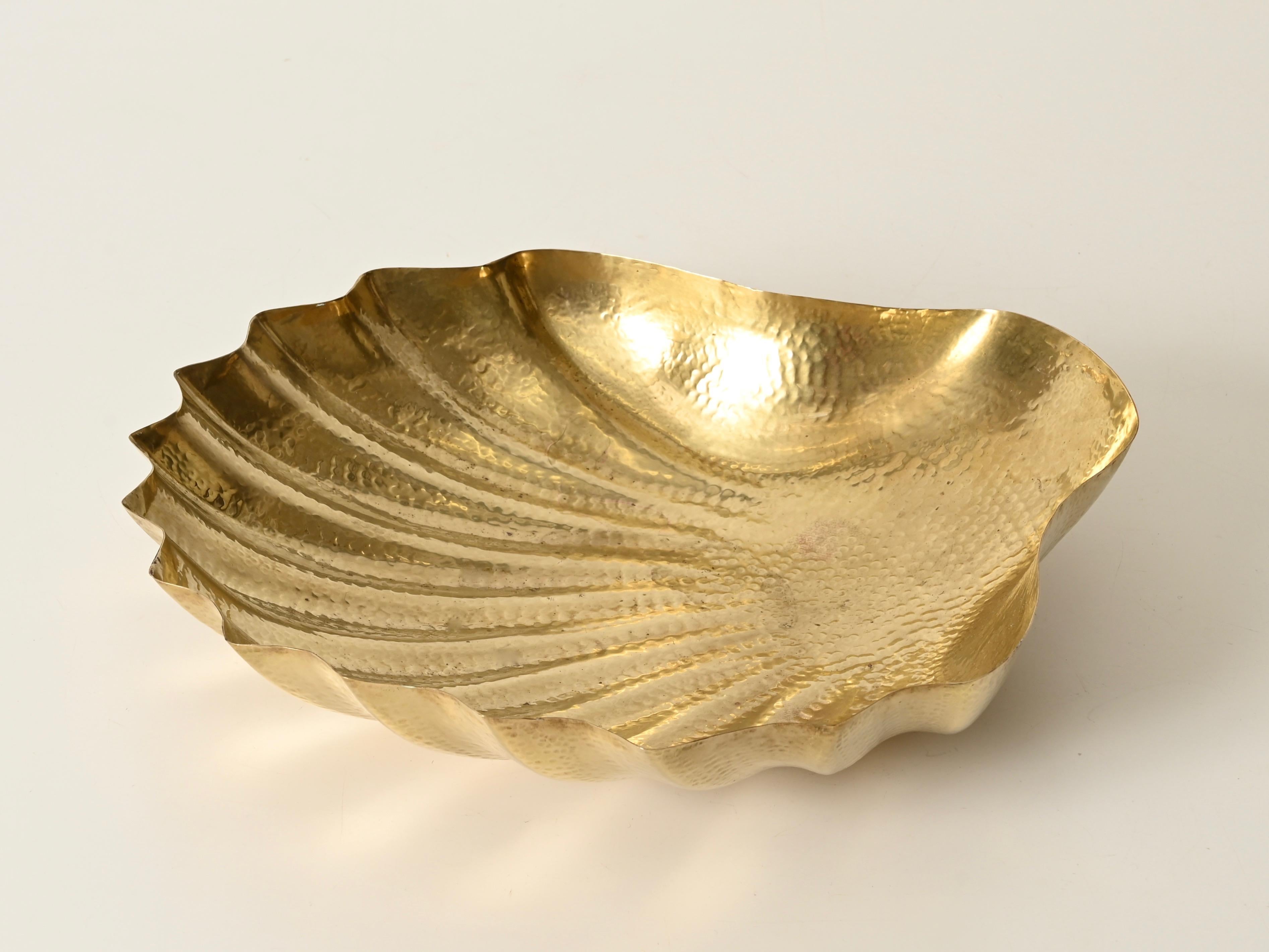 Renzo Cassetti Große muschelförmige Schale aus handgehämmertem Messing, Italien, 1970er Jahre (Ende des 20. Jahrhunderts) im Angebot