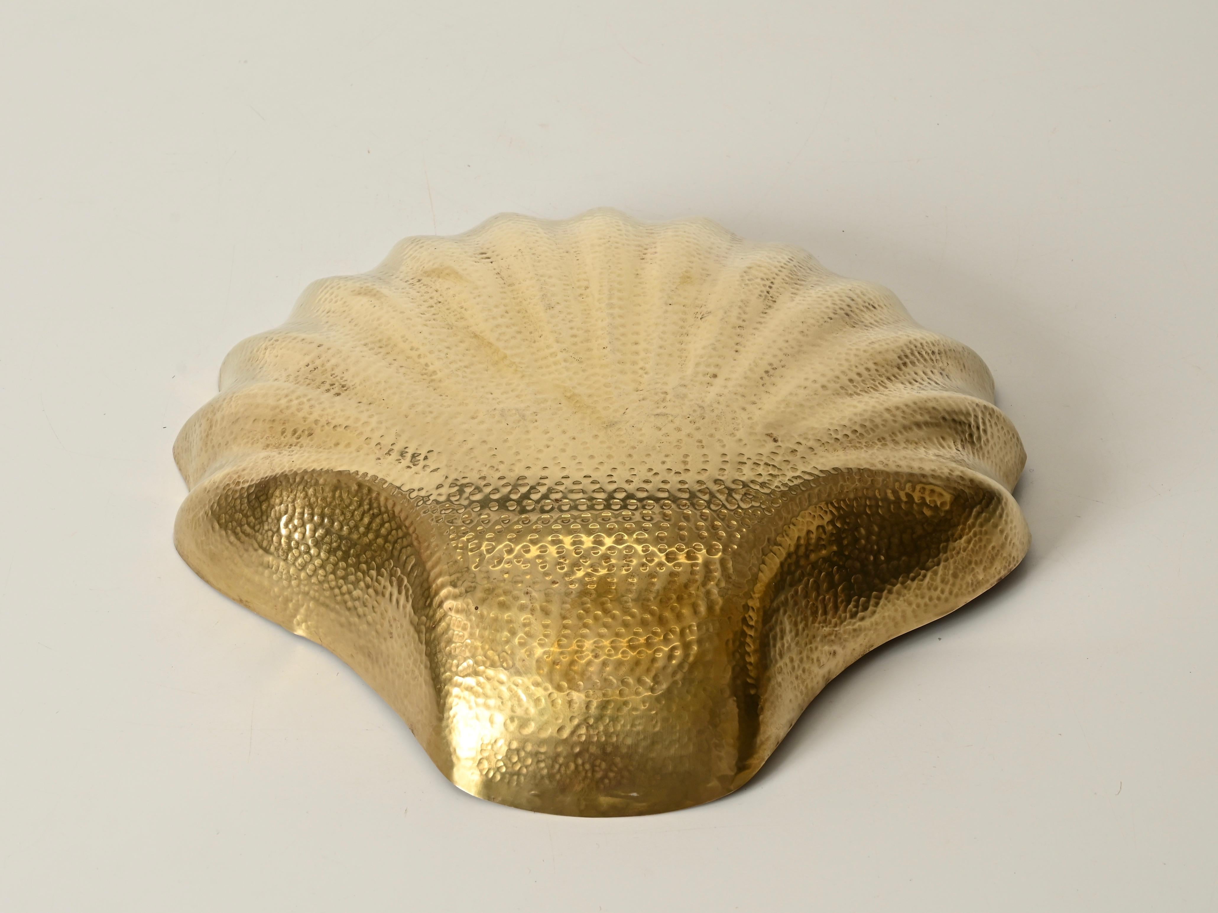 Renzo Cassetti Große muschelförmige Schale aus handgehämmertem Messing, Italien, 1970er Jahre im Angebot 1