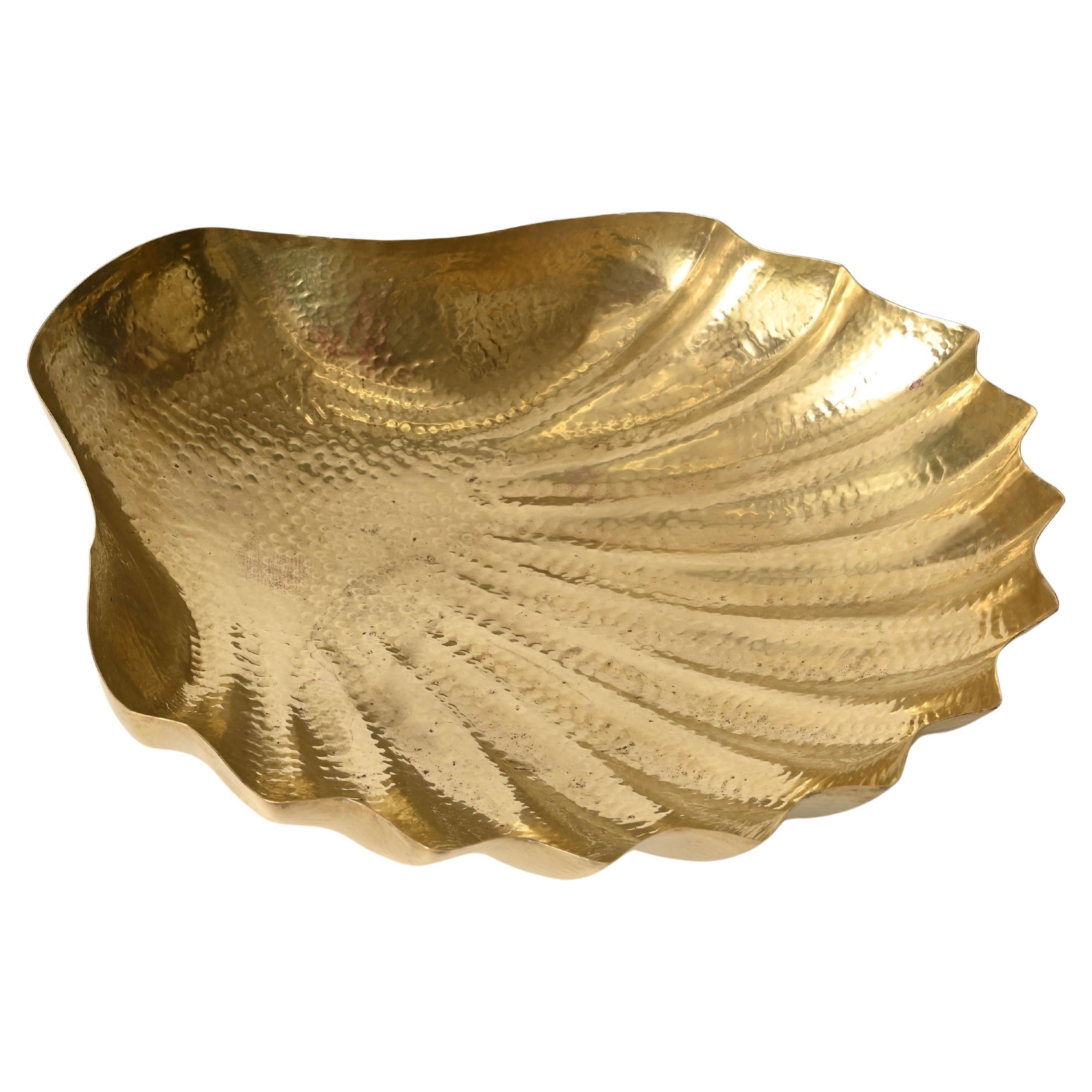 Renzo Cassetti Large Shell-Shaped Bowl in Hand-Hammered Brass, Italy, 1970s