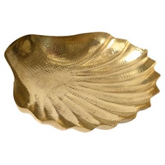 Renzo Cassetti Large Shell-Shaped Bowl in Hand-Hammered Brass, Italy, 1970s