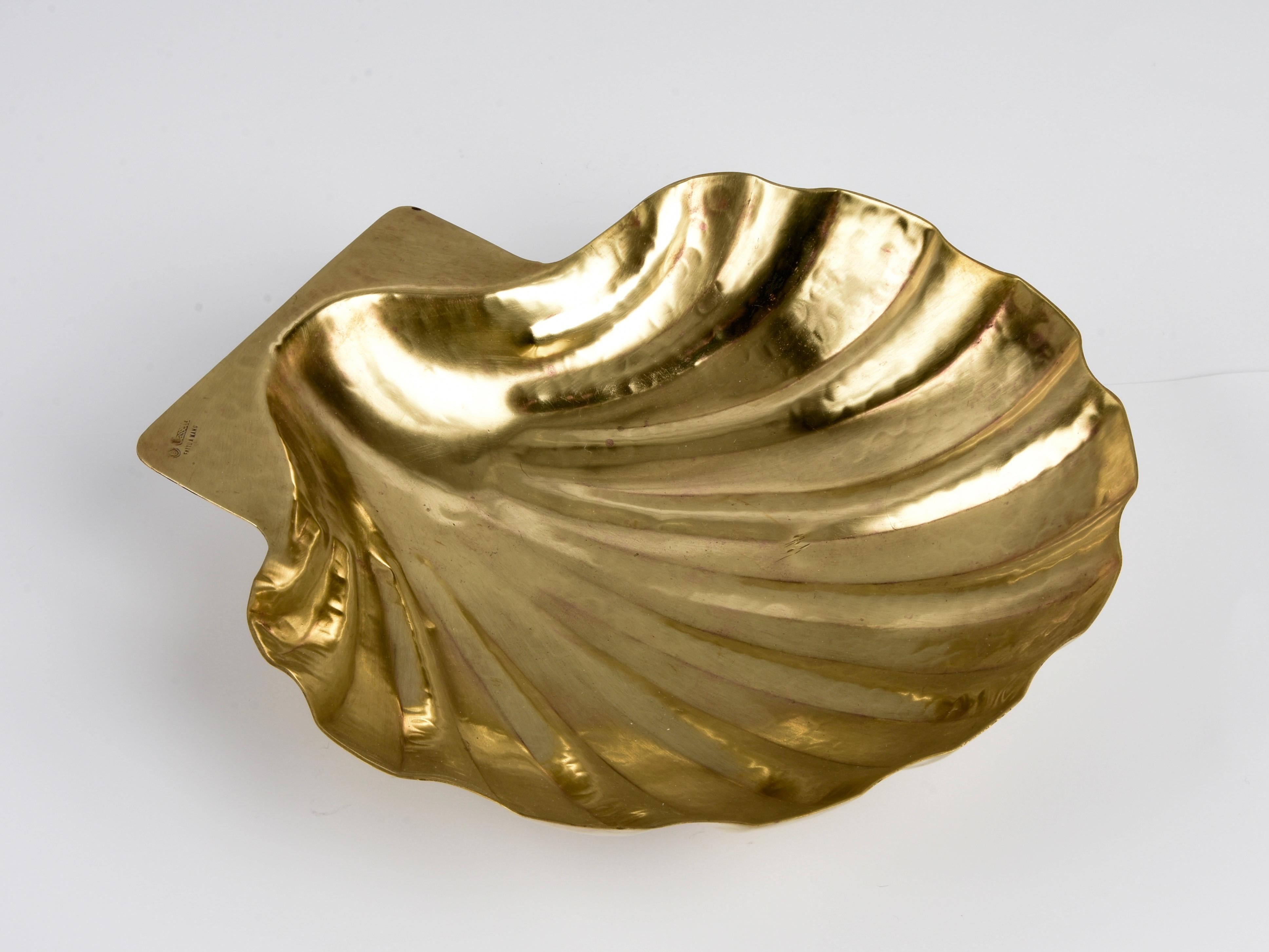 Amazing mid-century solid brass shell-shaped bowl. This lovely piece was designed in Italy during the 1960s by Renzo Cassetti Italia.

The unique feature of this item is that, as you can see from the lower Italian words in the engraving, 