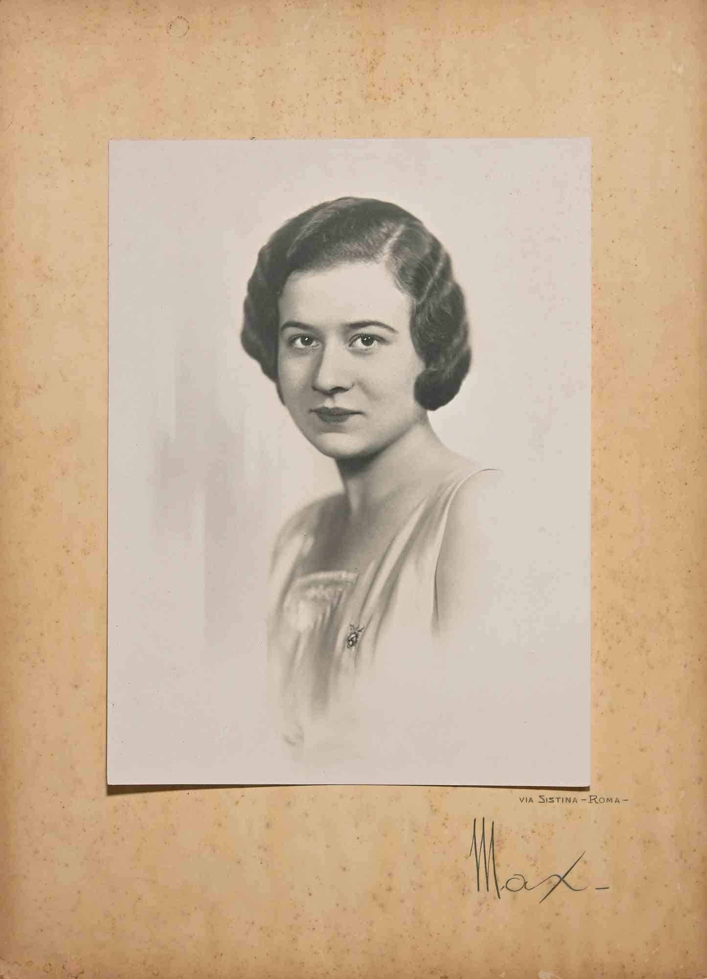 Portrait of Mrs Gilles is a Photograph realized by Renzo Cinti in the 1940s.

Good condition included a cream-colored carboard passpartout (32x23 cm).

Hand-signed by the artist on the lower left corner.