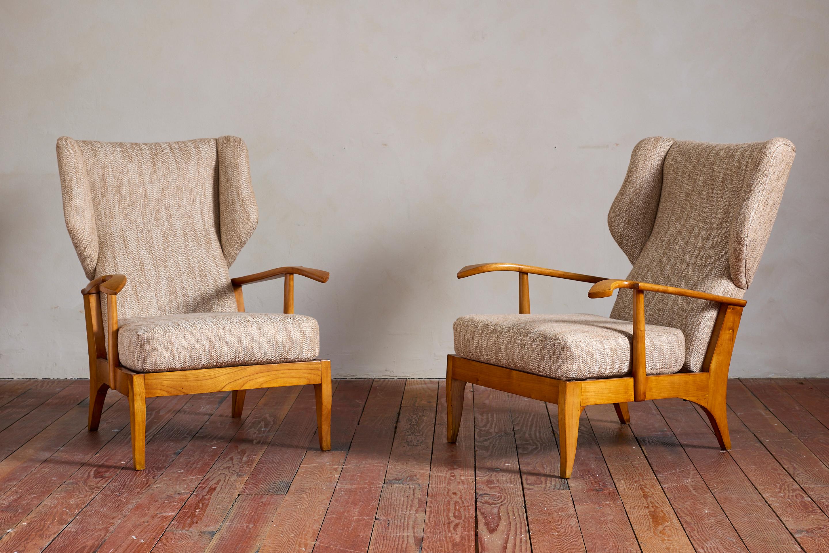 Paire de fauteuils conçus par Renzo Franchi pour Camerani - Italie, années 1940 
Modèle 'Camea' en forme de dos d'âne avec quincaillerie en laiton et bois patiné, avec accoudoirs courbés et cadre angulaire. 

Récemment retapissé dans un magnifique