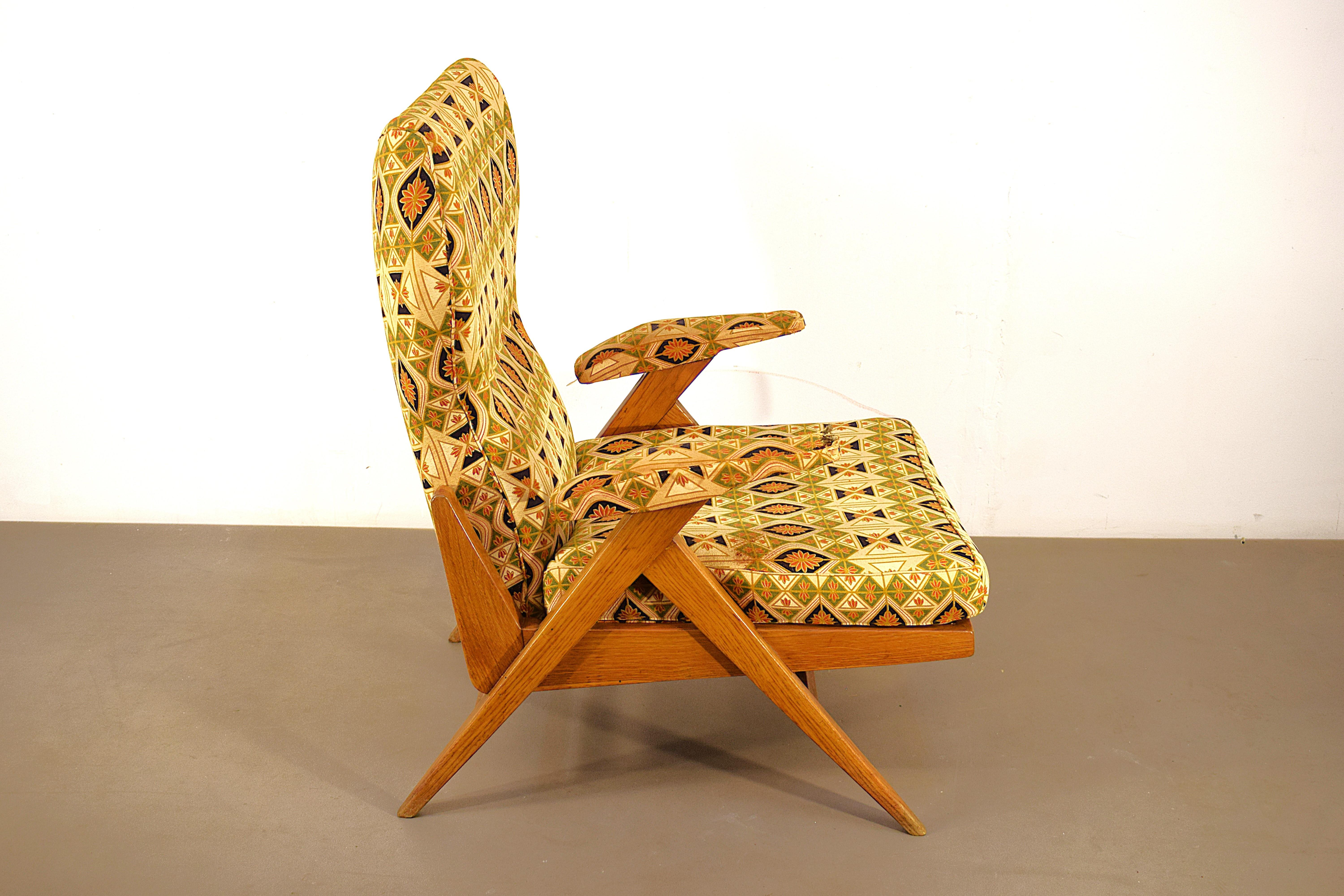 Elegant Camea model armchair designed by Renzo Feanchi in 1950, an authentic expression of postwar Italian design.
Made in Italy, this armchair combines a solid wooden frame with a fabric cover with an original geometric pattern typical of the