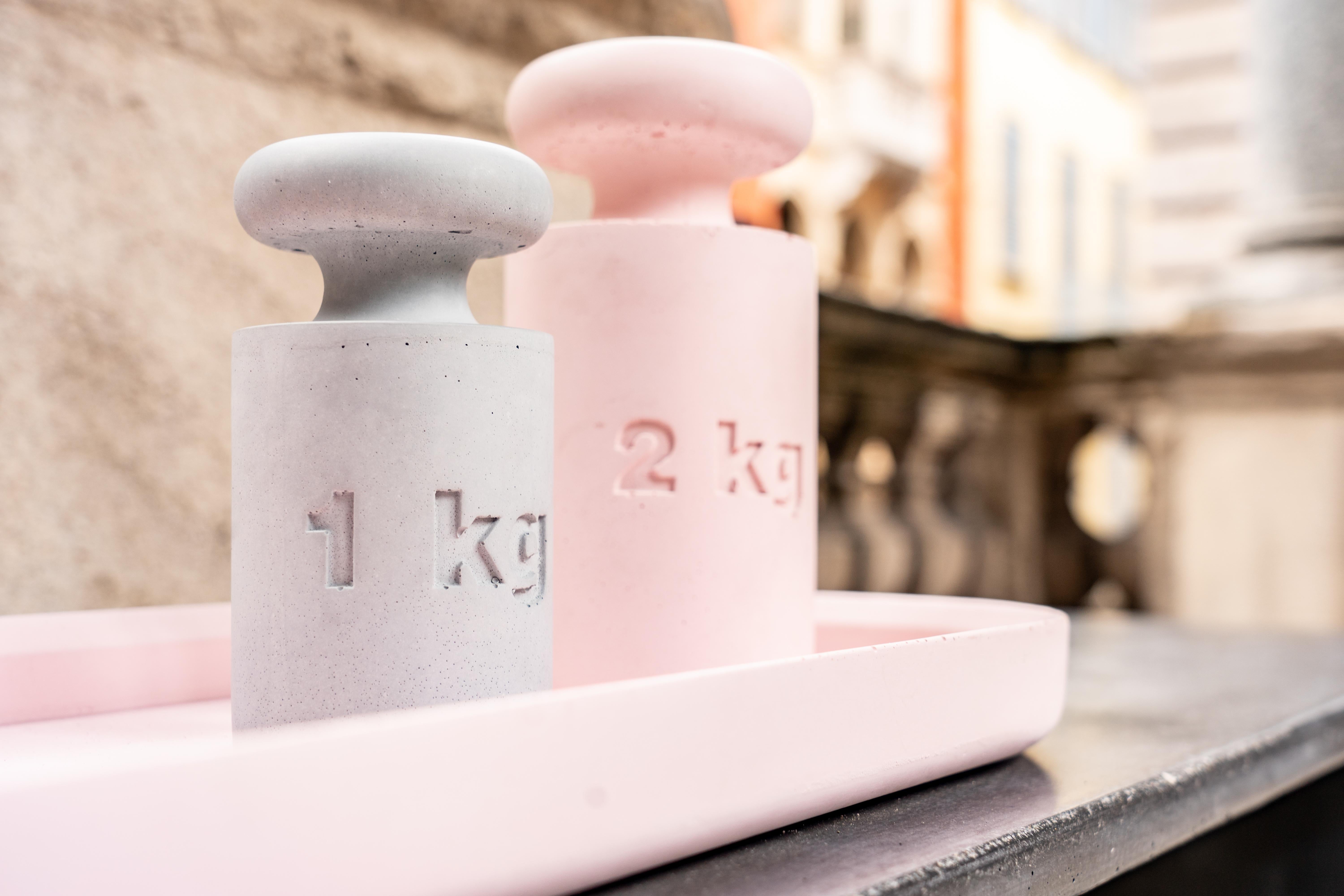 Moulé Plateau centre de table en béton et ciment du 21e siècle, fabriqué à la main en Italie, couleur gris clair en vente
