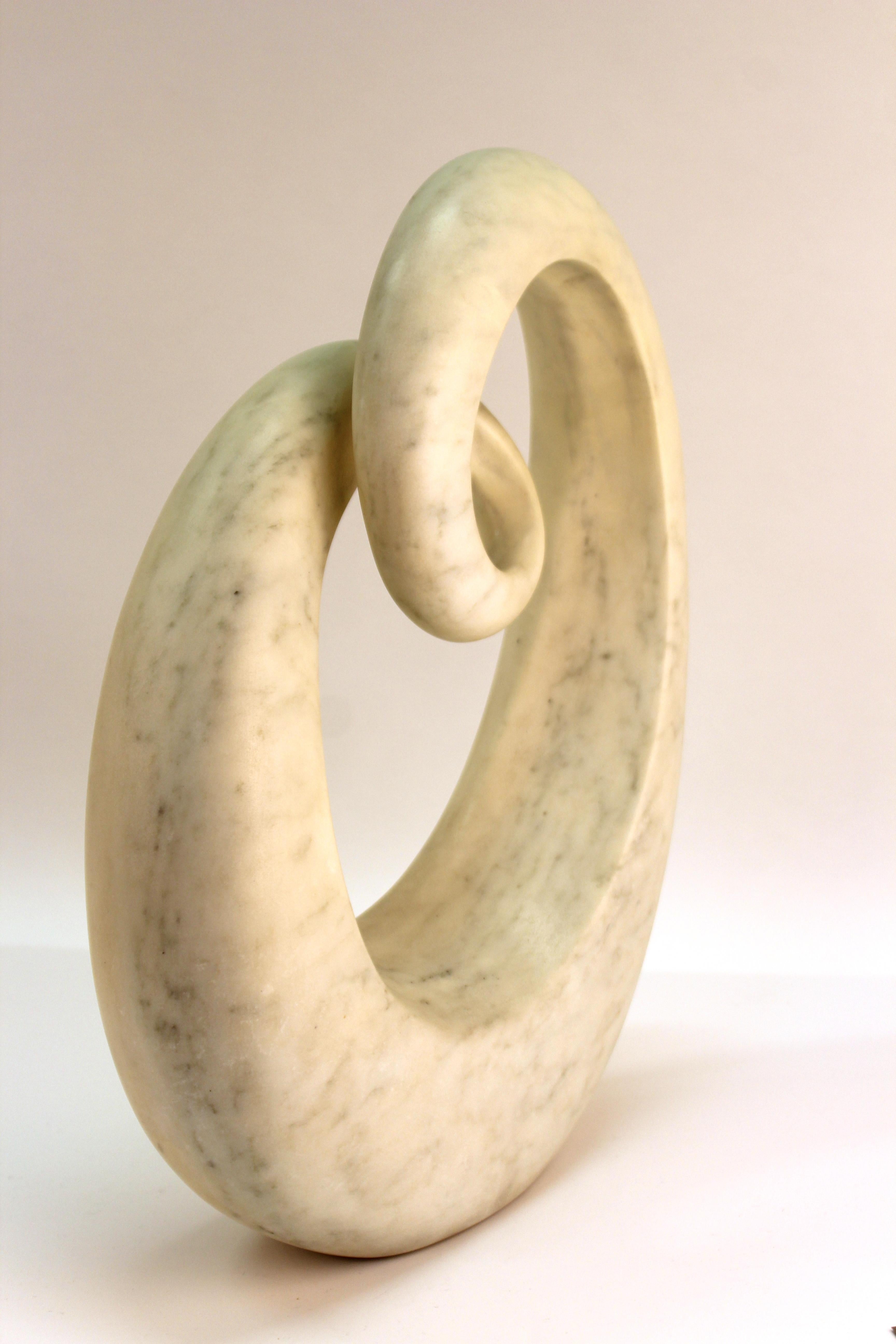 Modern abstract marble 'Infinity' sculpture by American artist Renzo Palmerini. The piece likely dates from the late 20th century, has an incised signature on the back lower edge and is in great vintage condition.