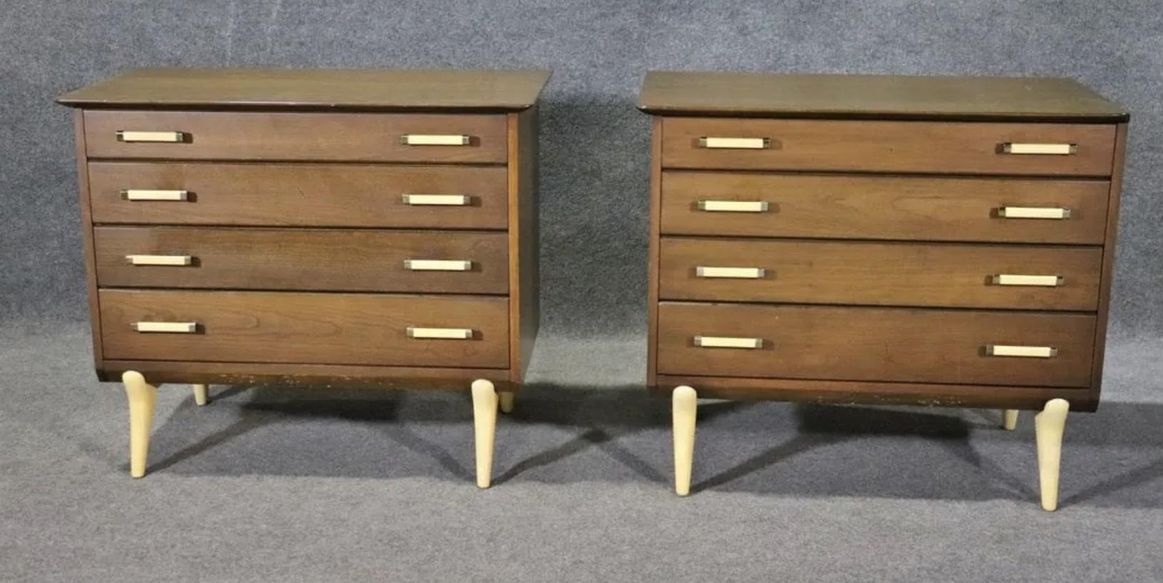 Il designer italiano Renzo Rutili ha prodotto questi armadi per la sua serie 