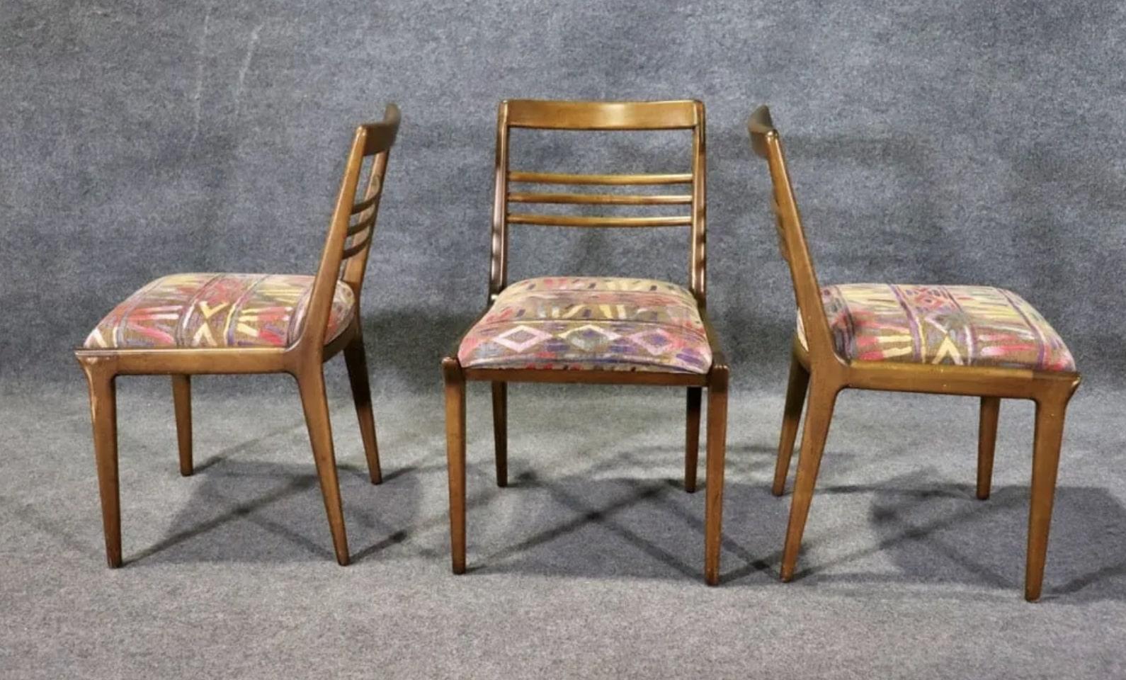 Satz von vier Esszimmerstühlen von Renzo Rutili für Johnson Furniture. Schlichtes Design aus Nussbaumholz mit einer Rückenlehne in Leiterform und spitzen Kanten an der Sitzfläche.
Bitte bestätigen Sie den Standort NY oder NJ