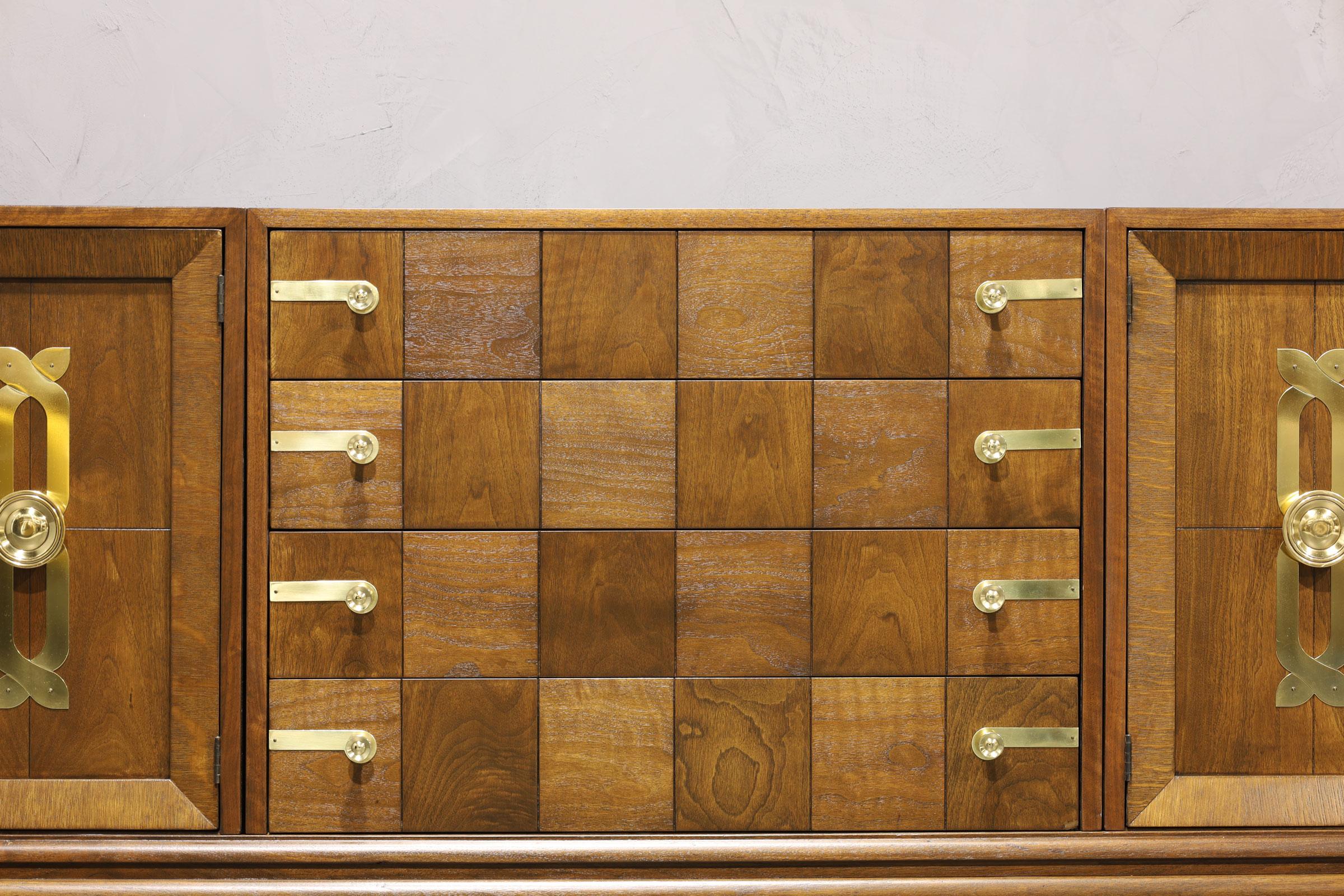 Renzo Rutili für John Stuart/Johnson Furniture Großes Sideboard aus Nussbaumholz (Moderne der Mitte des Jahrhunderts) im Angebot