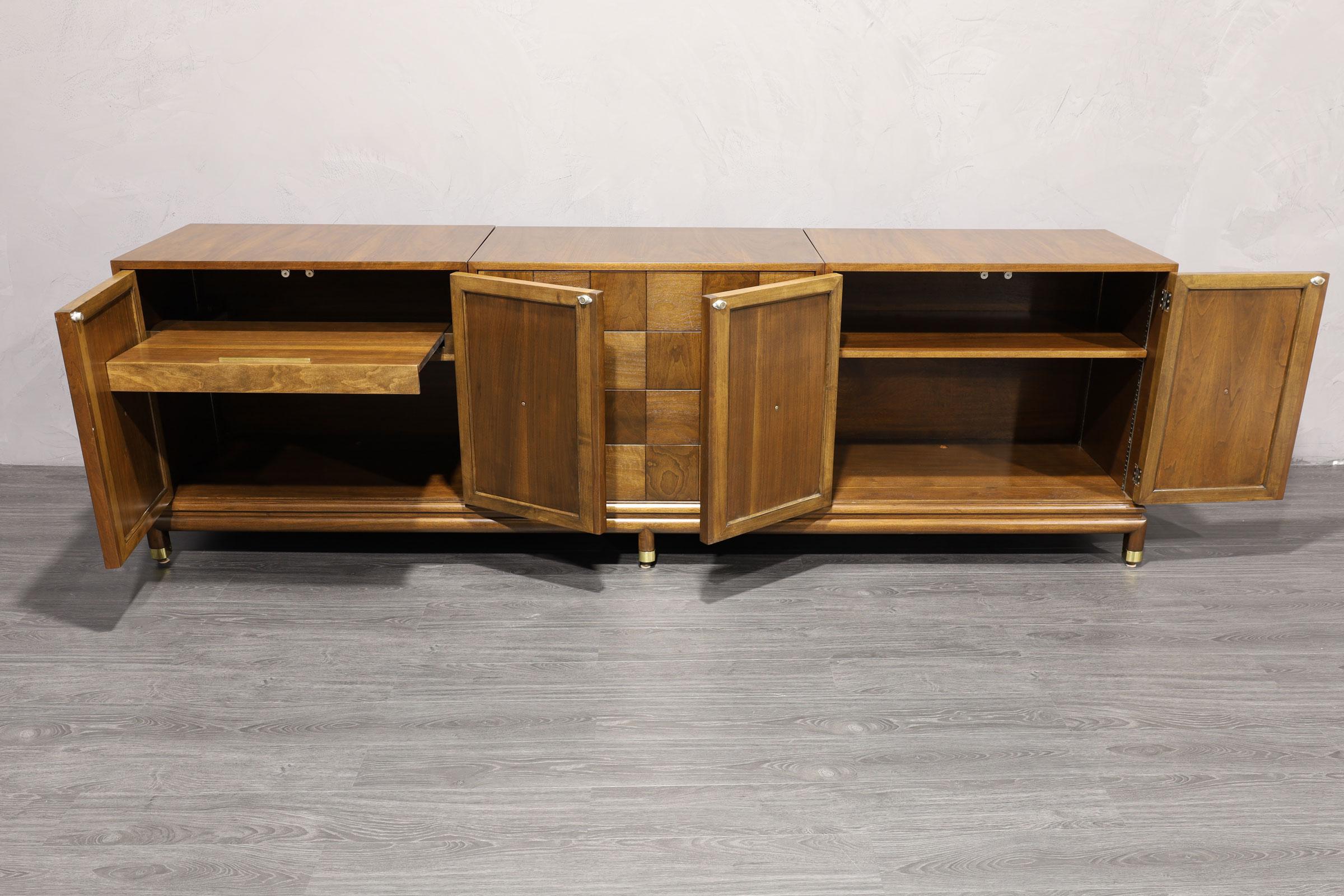 Renzo Rutili for John Stuart/Johnson Furniture Large Sideboard in Walnut In Good Condition For Sale In Dallas, TX