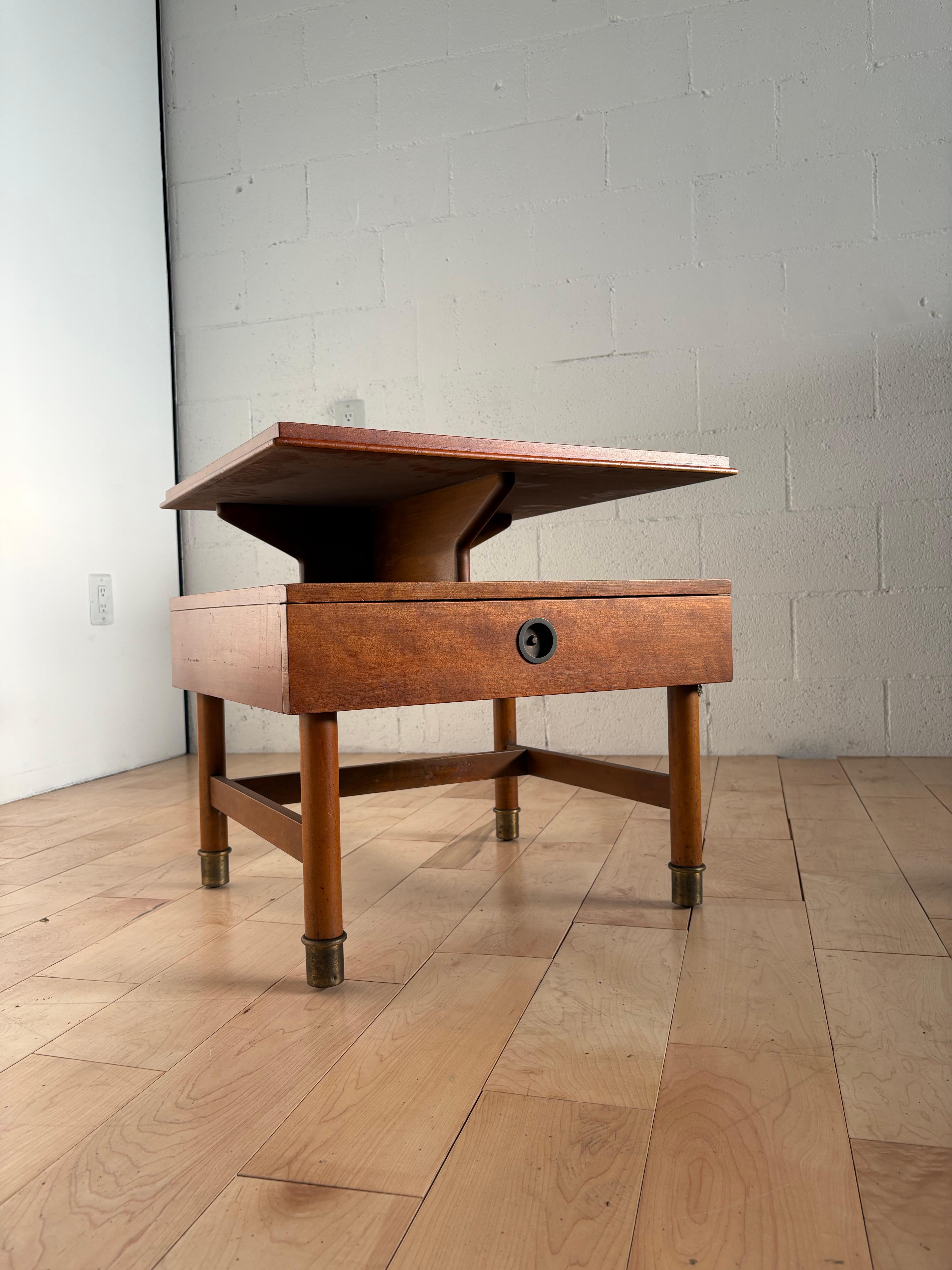 Mid-Century moderno Renzo Rutili per Johnson Furniture Co. - Comodino in mogano, acero e ottone, USA in vendita