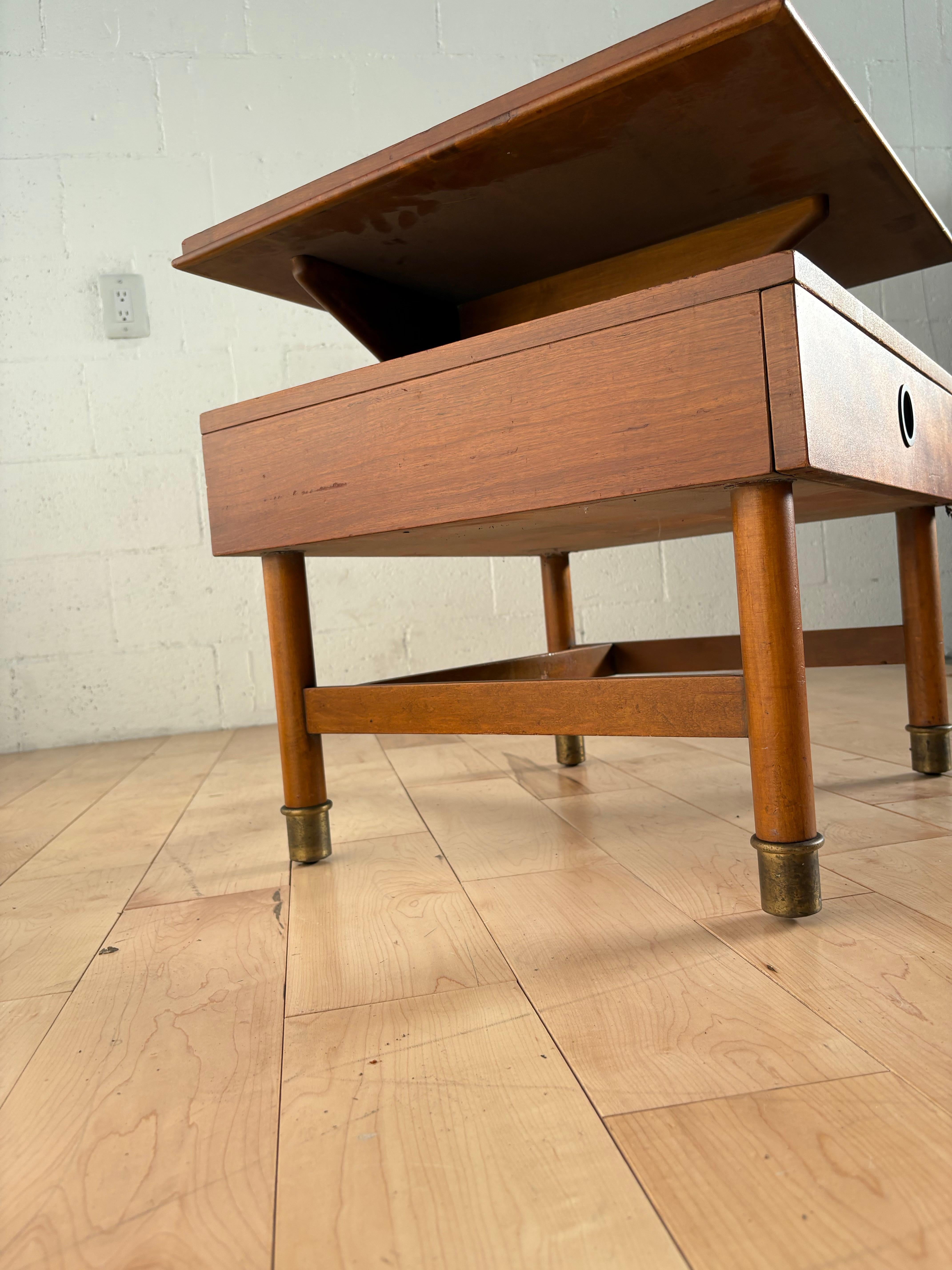 Americano Renzo Rutili per Johnson Furniture Co. - Comodino in mogano, acero e ottone, USA in vendita
