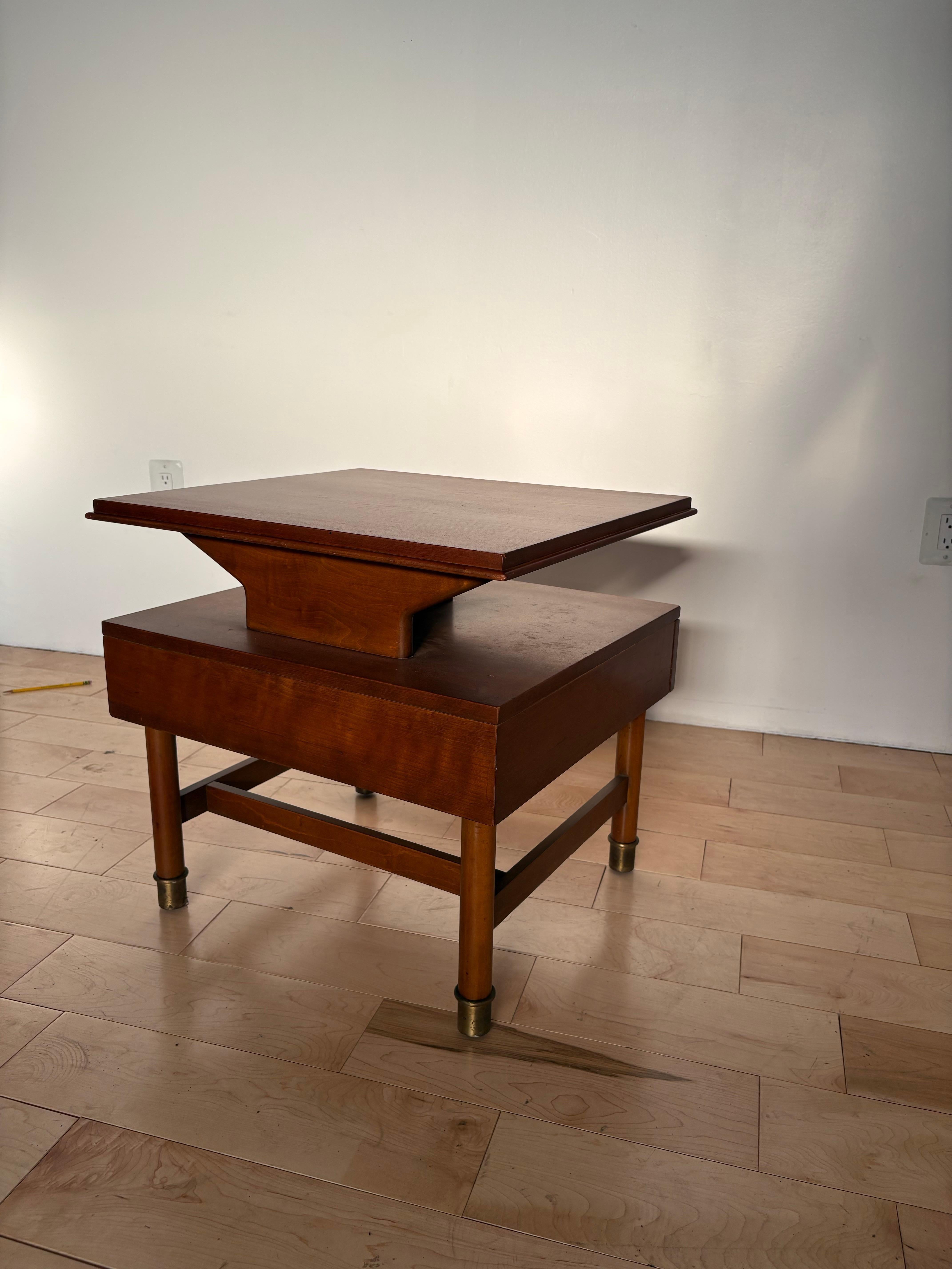 Renzo Rutili per Johnson Furniture Co. - Comodino in mogano, acero e ottone, USA In condizioni buone in vendita a Los Angeles, CA