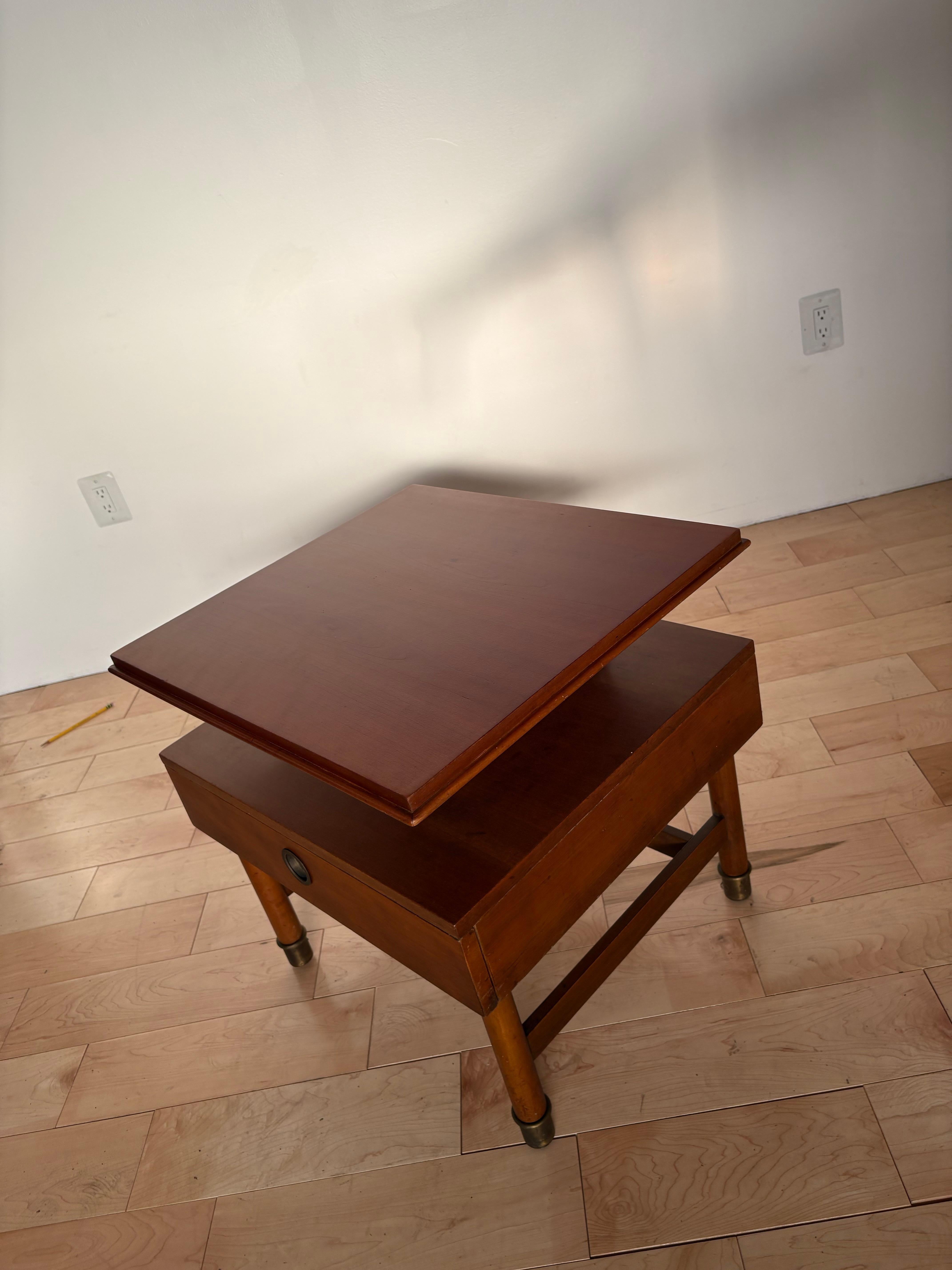 Metà XX secolo Renzo Rutili per Johnson Furniture Co. - Comodino in mogano, acero e ottone, USA in vendita