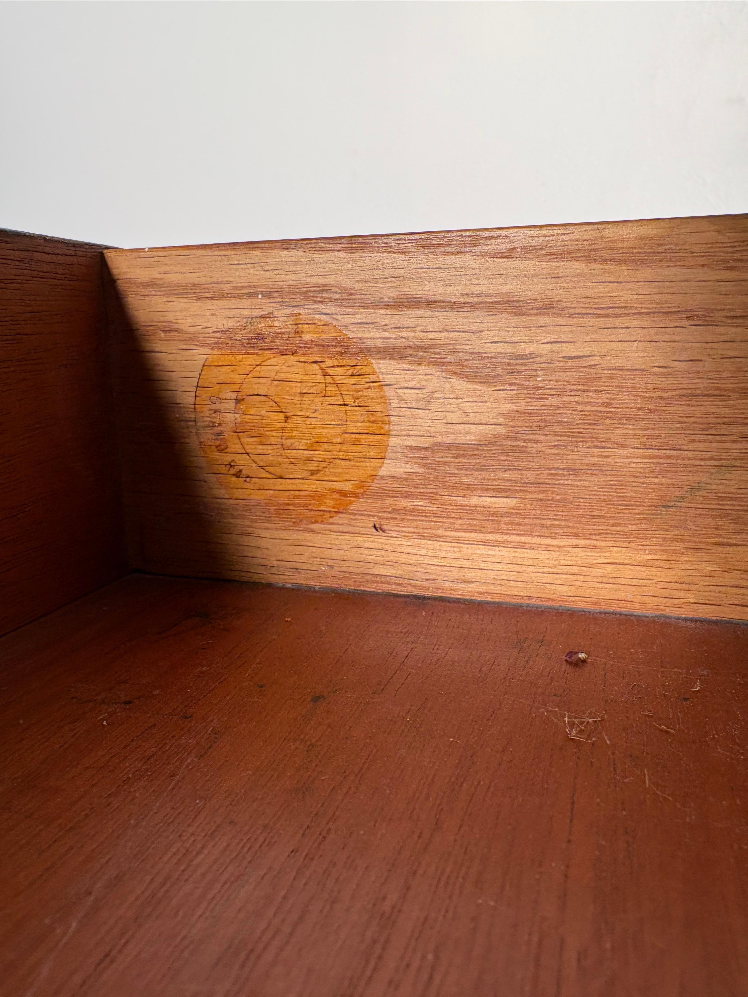 Ottone Renzo Rutili per Johnson Furniture Co. - Comodino in mogano, acero e ottone, USA in vendita
