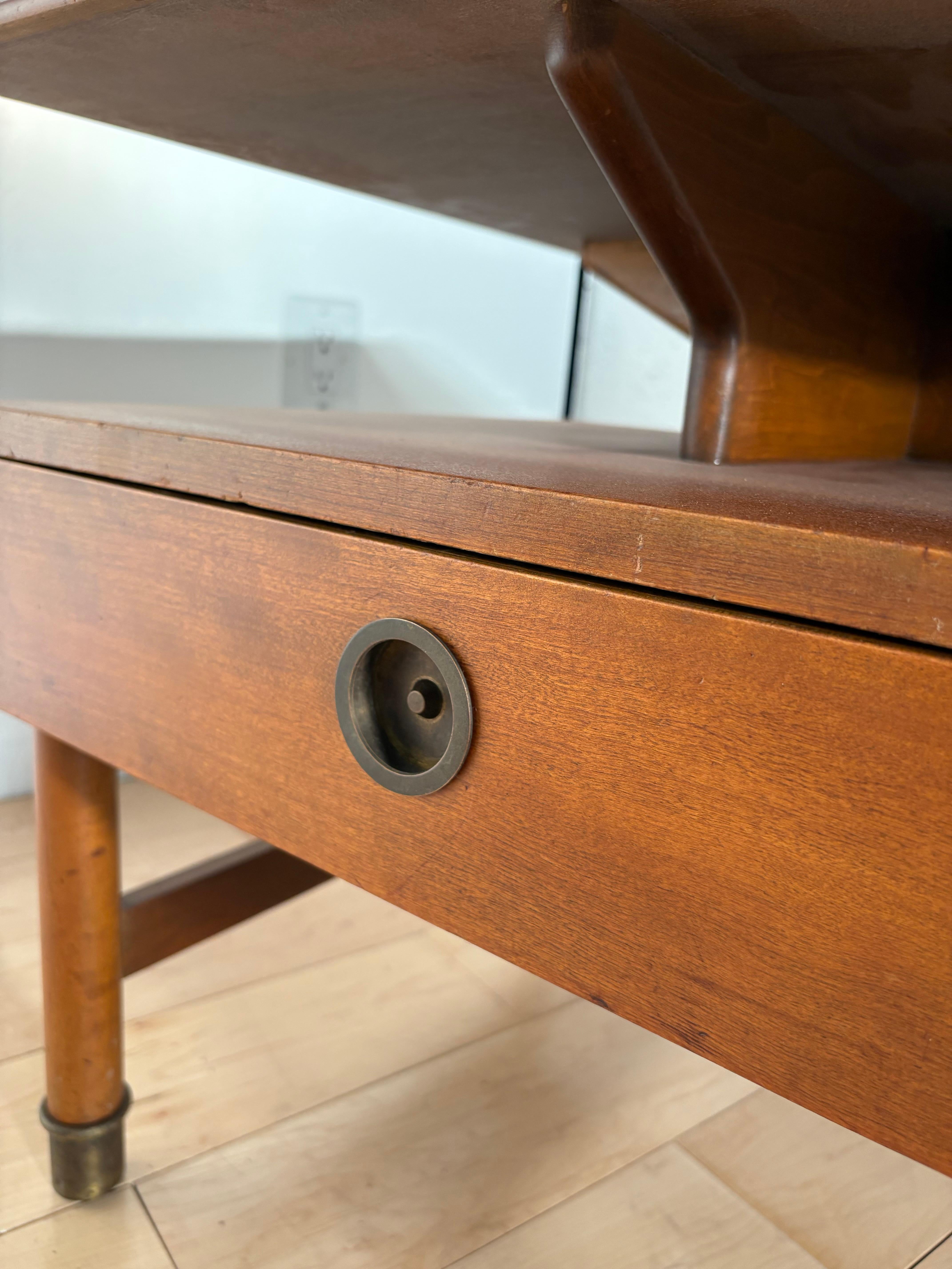 Renzo Rutili per Johnson Furniture Co. - Comodino in mogano, acero e ottone, USA in vendita 1