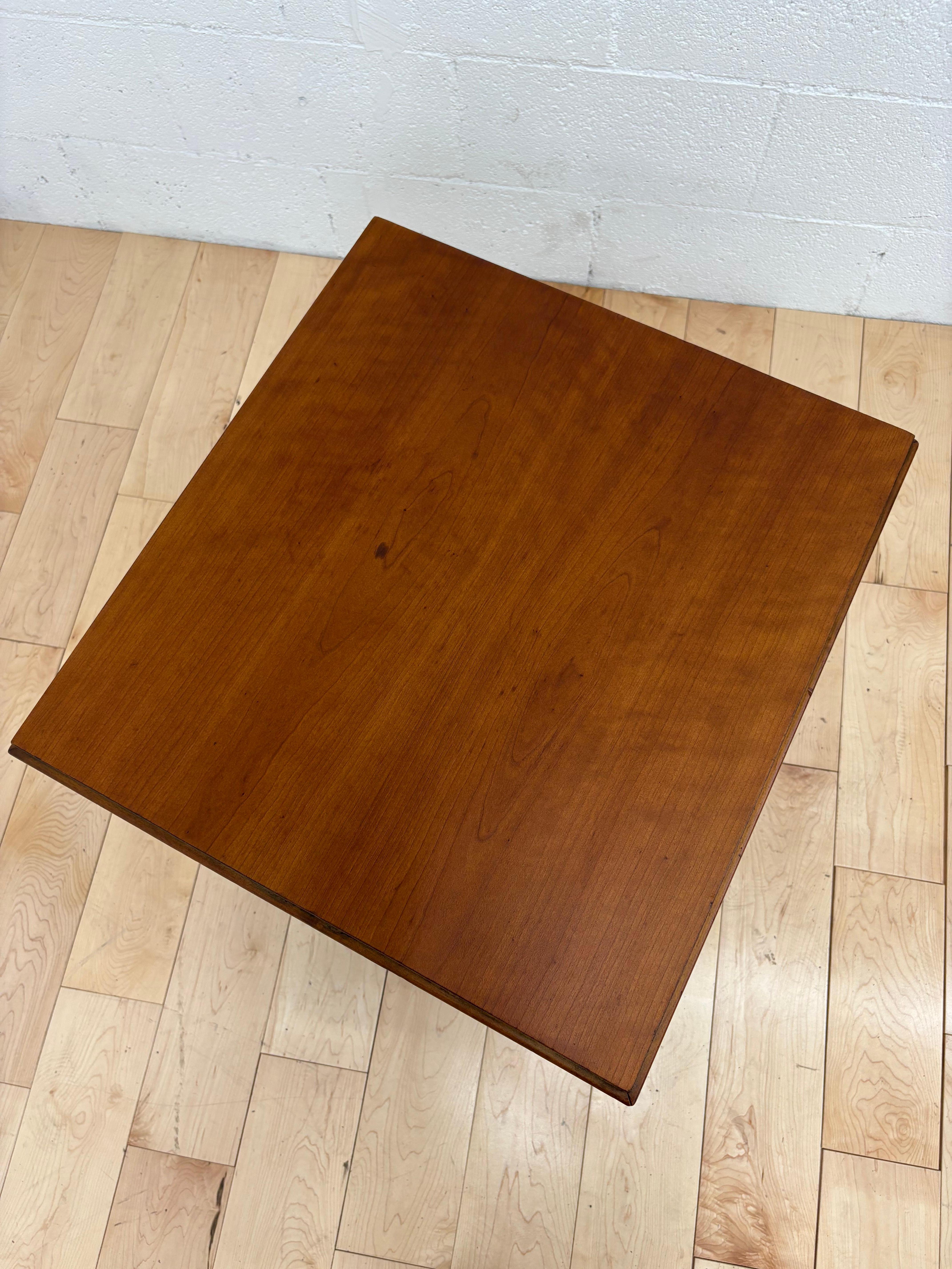 Renzo Rutili per Johnson Furniture Co. - Comodino in mogano, acero e ottone, USA in vendita 2